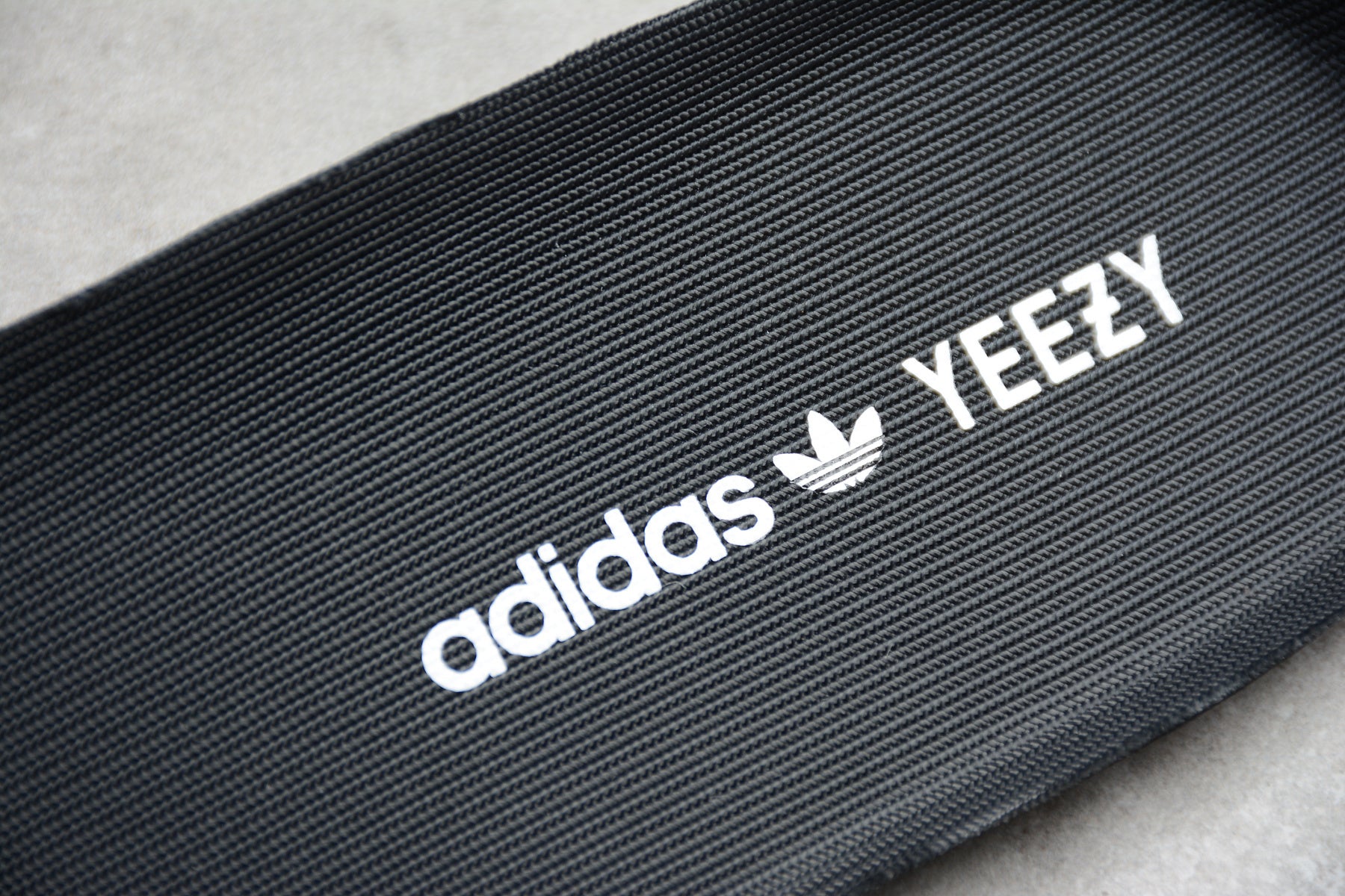 Adidas Yeezy 350 – Negro