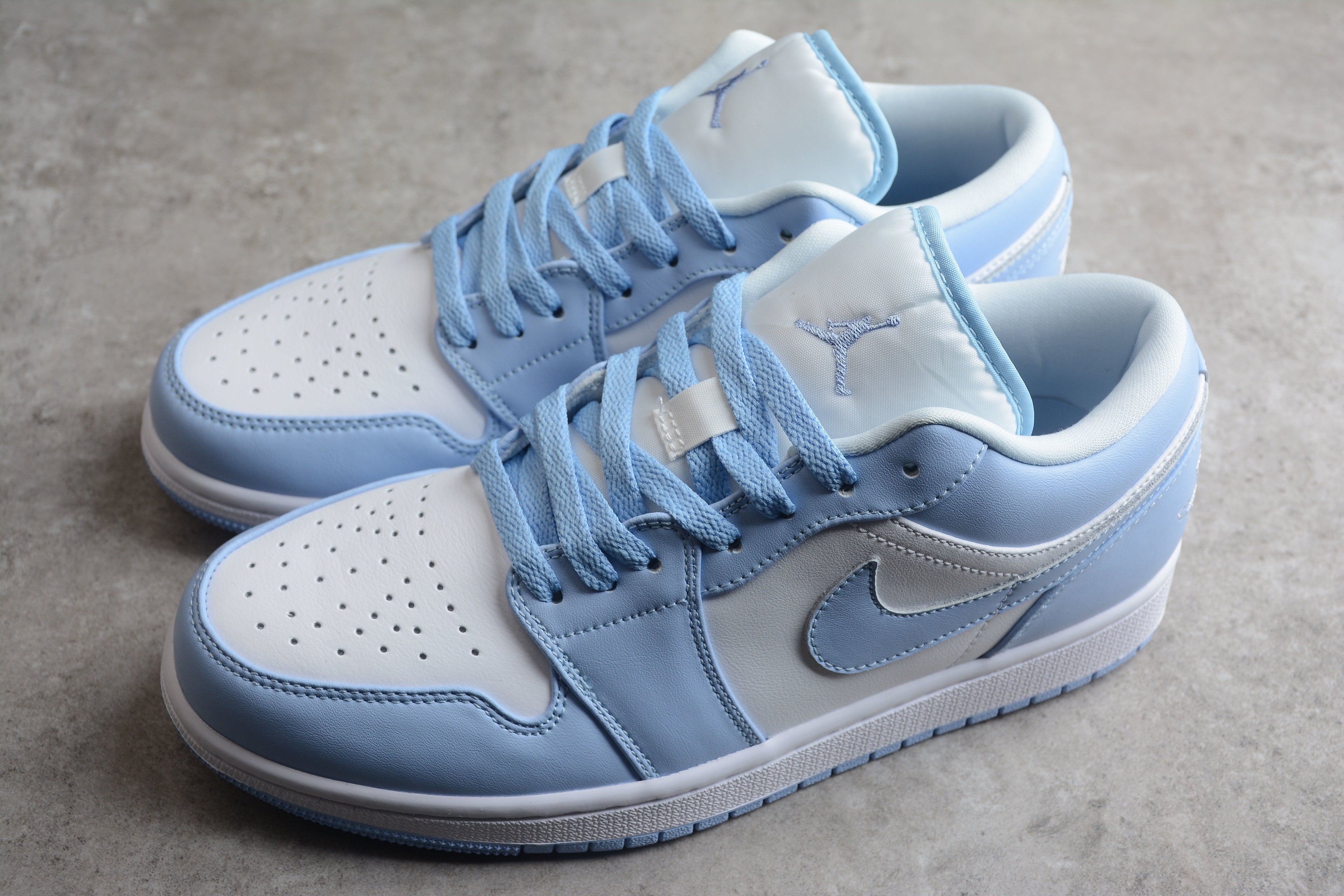 Jordan 1 Low – Azul Claro / Blanco