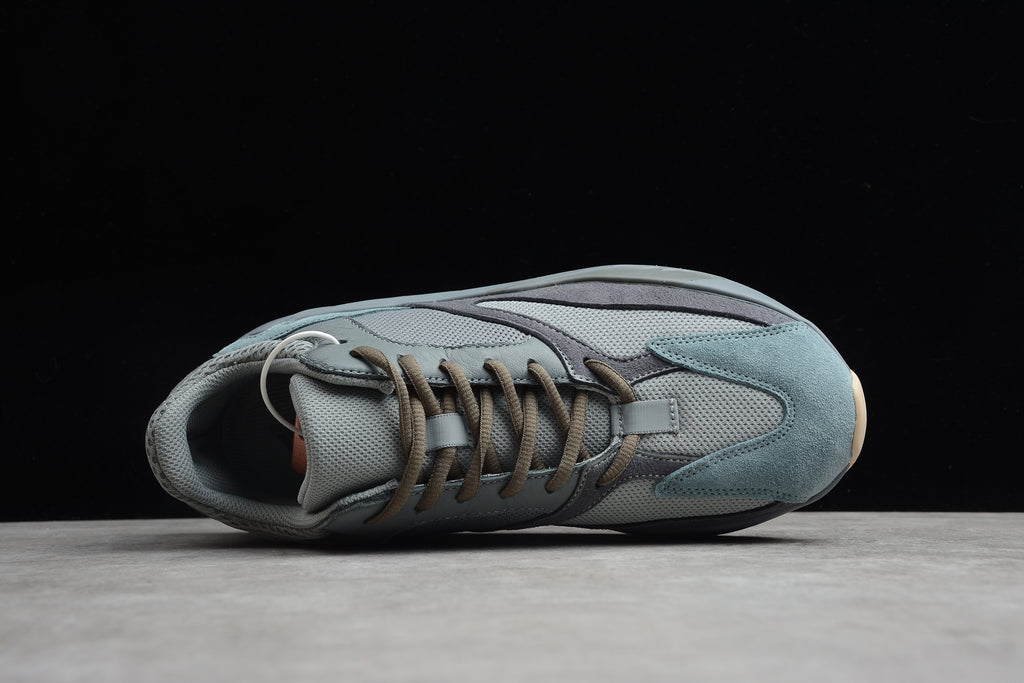 Adidas Yeezy 700 – Gris Claro