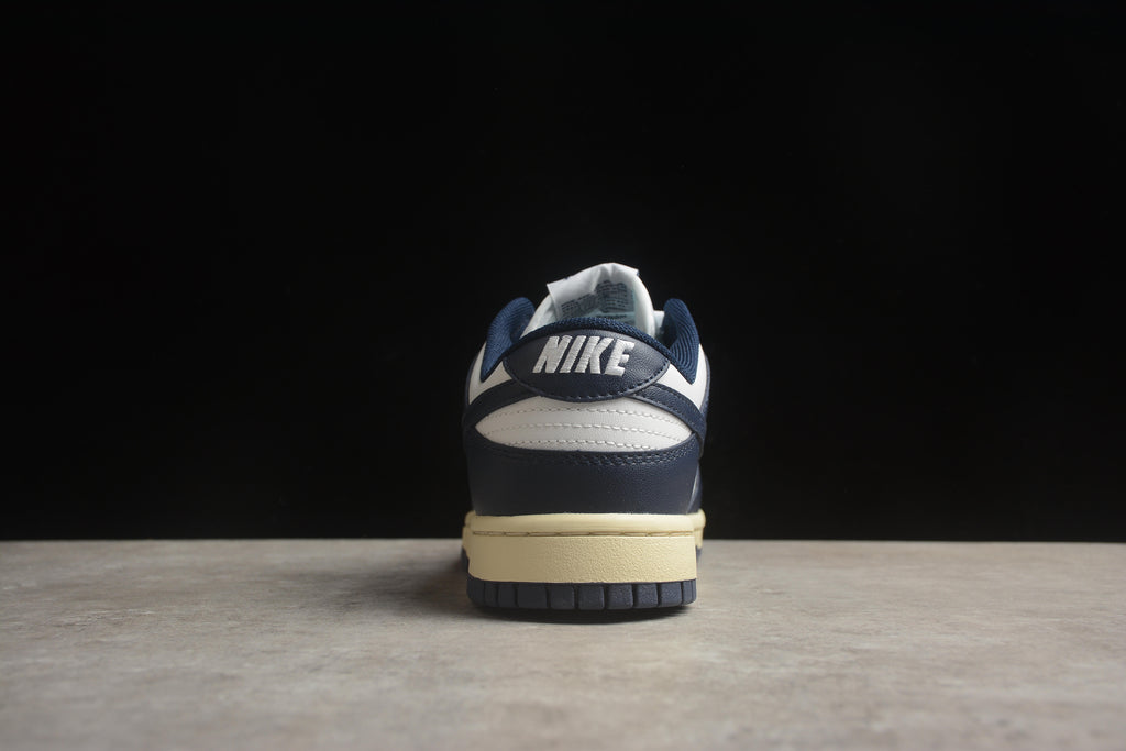 Dunk SB – Azul Oscuro / Blanco