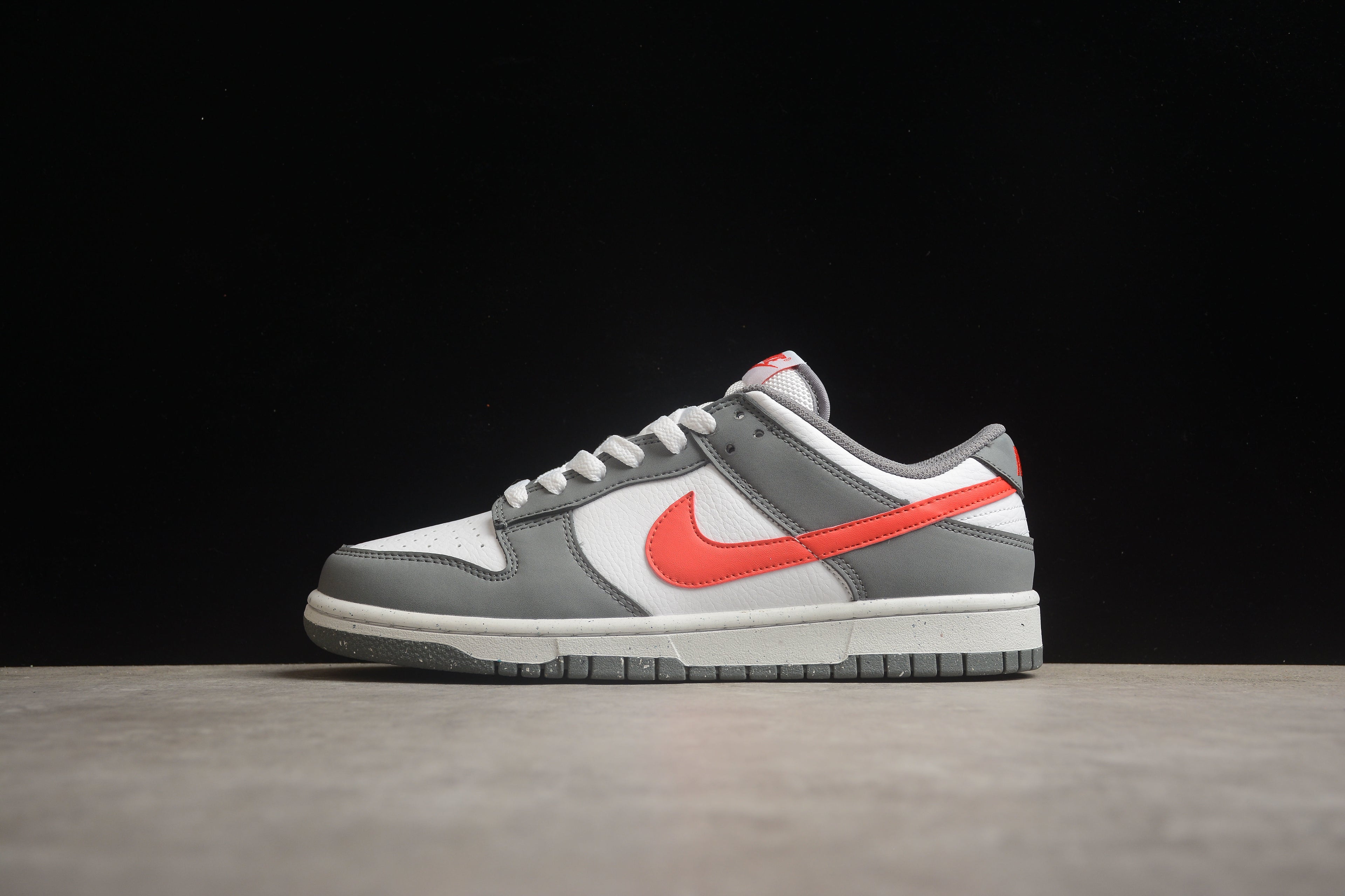 Dunk SB – Gris / Blanco / Rojo