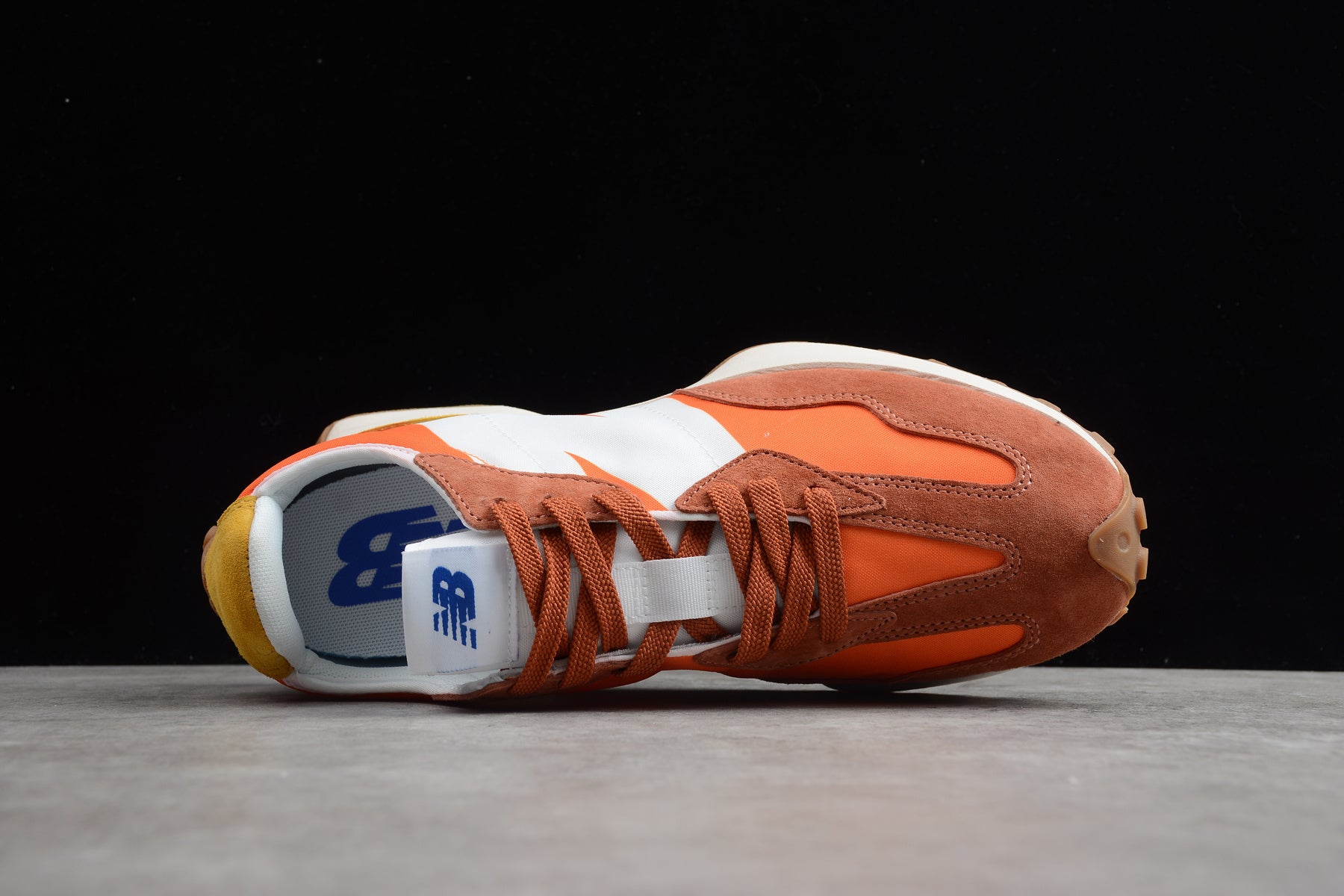 New Balance 327 – Naranja / Gris