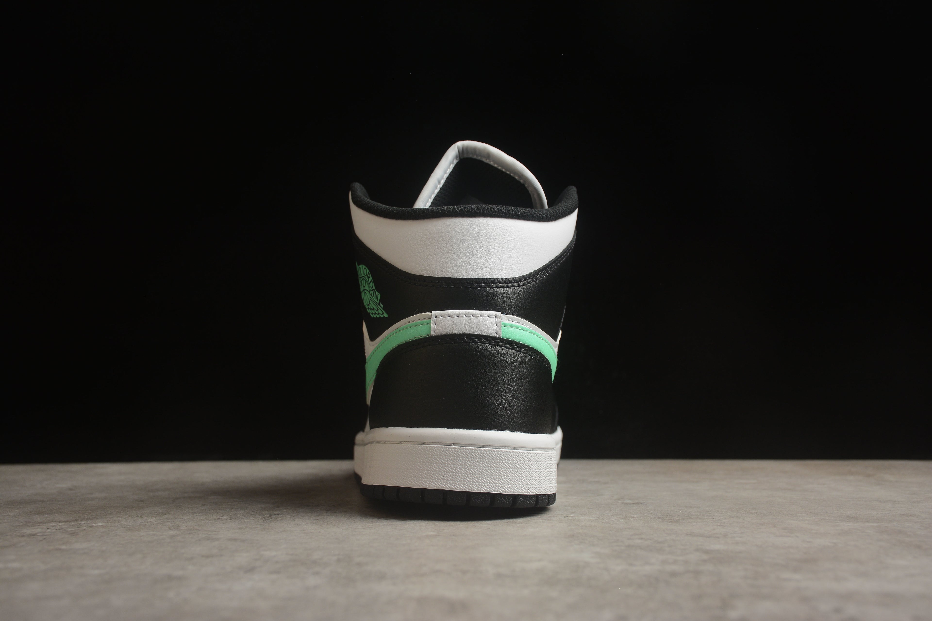 Air Jordan 1 Mid – Negro / Turquesa / Blanco