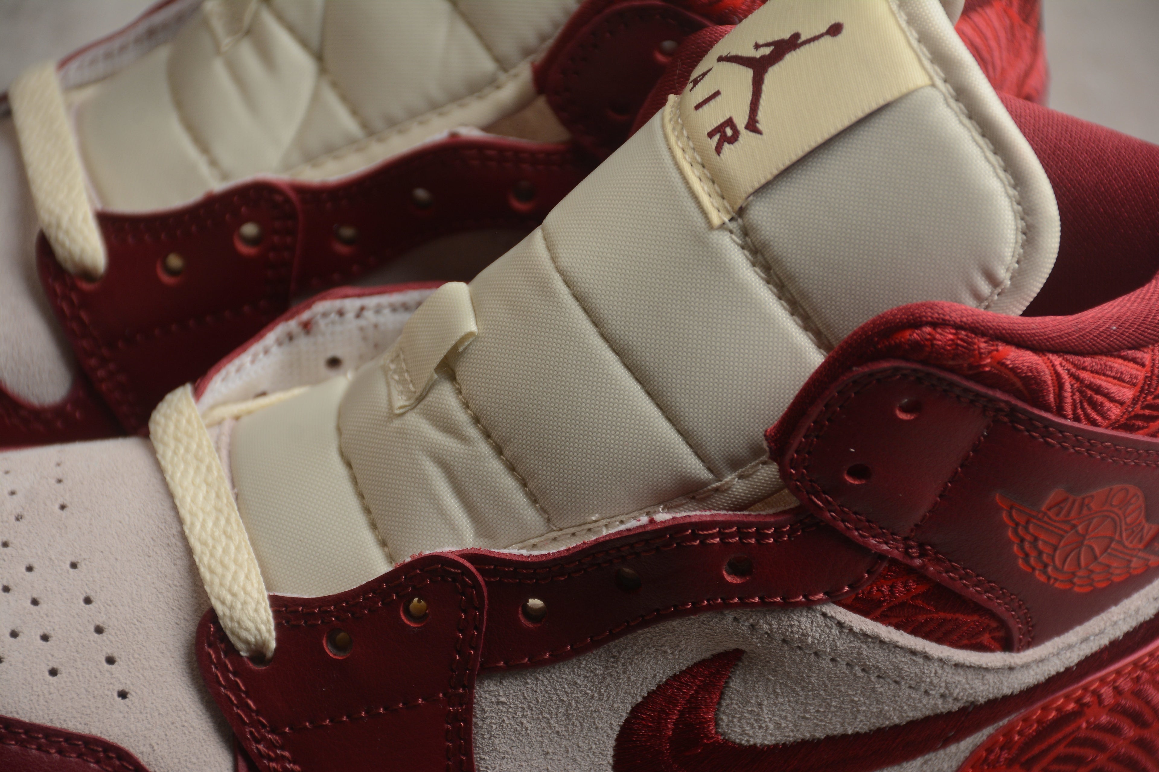 Air Jordan 1 Mid – Rojo / Beige