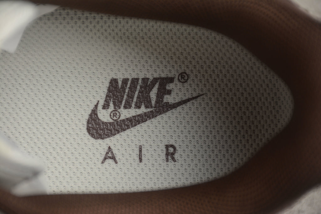 Nike Air Force 1 Low – Blanco / Marrón