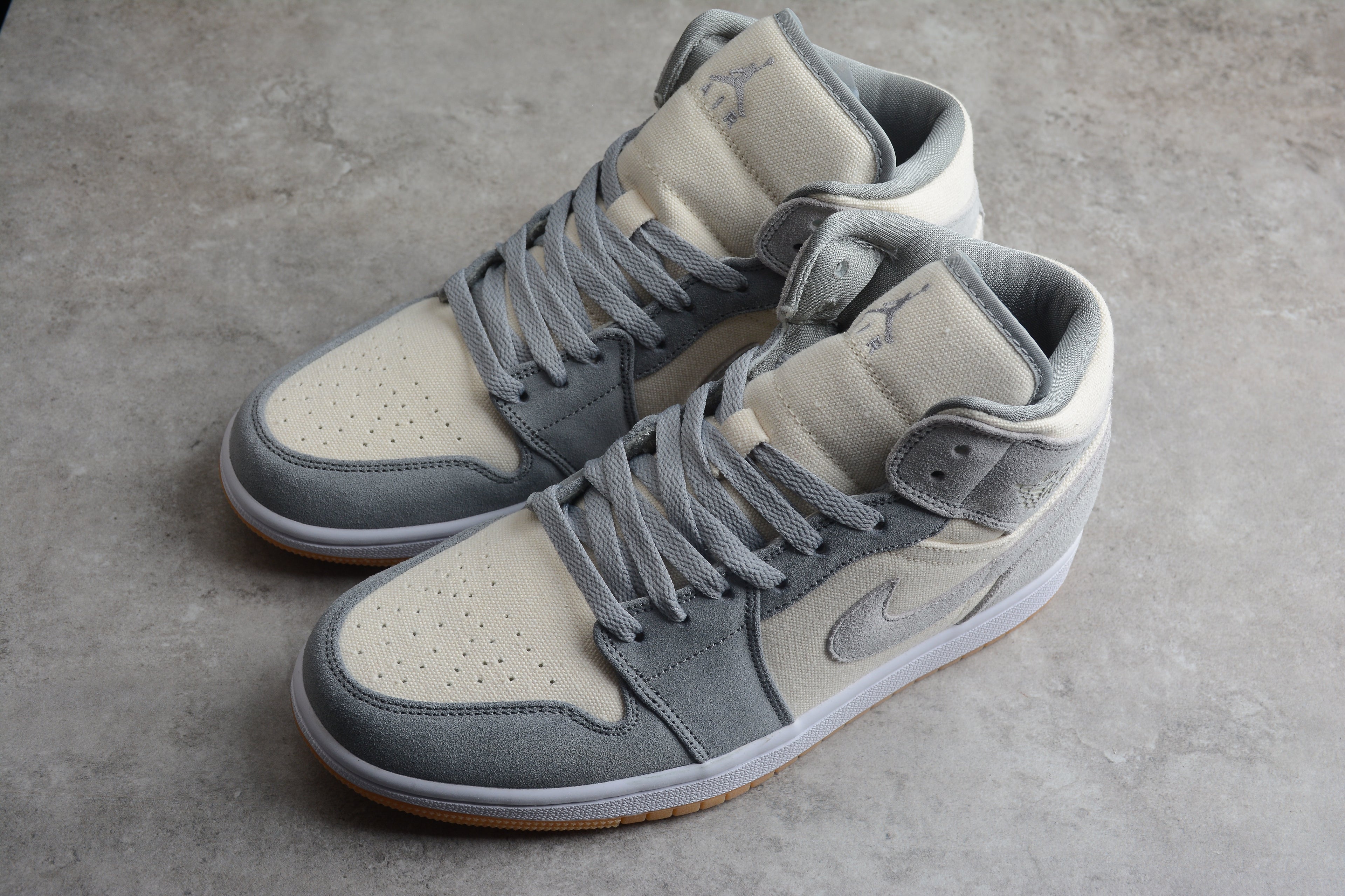 Air Jordan 1 Mid – Gris Claro / Beige