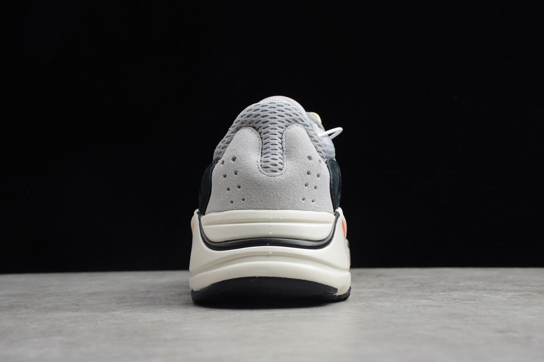 Adidas Yeezy 700 – Gris / Blanco