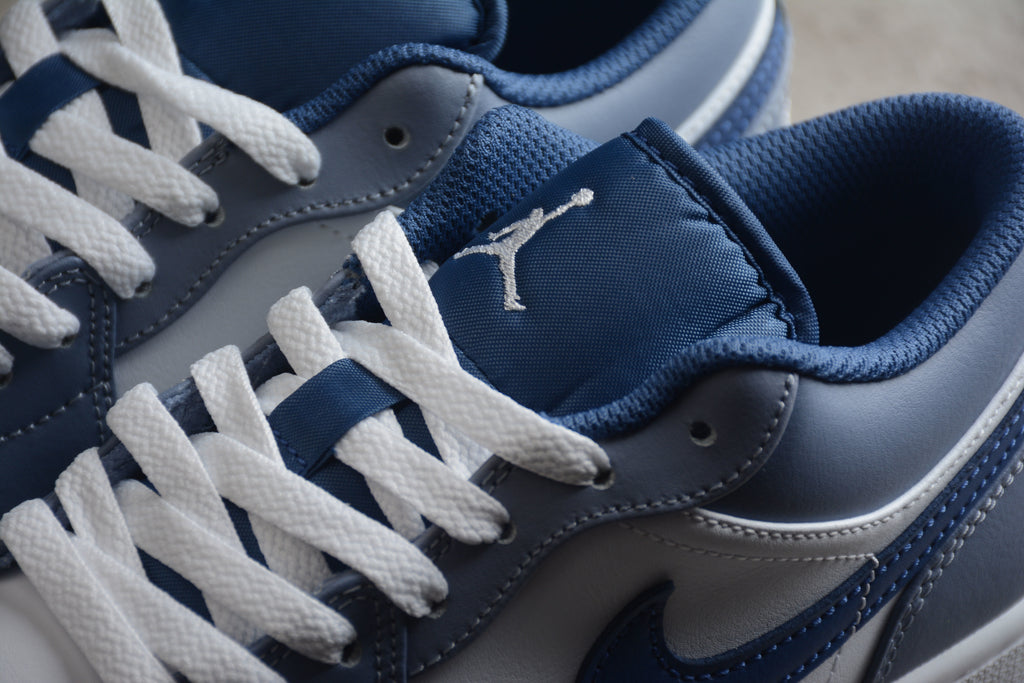Jordan 1 Low – Azul Oscuro / Blanco