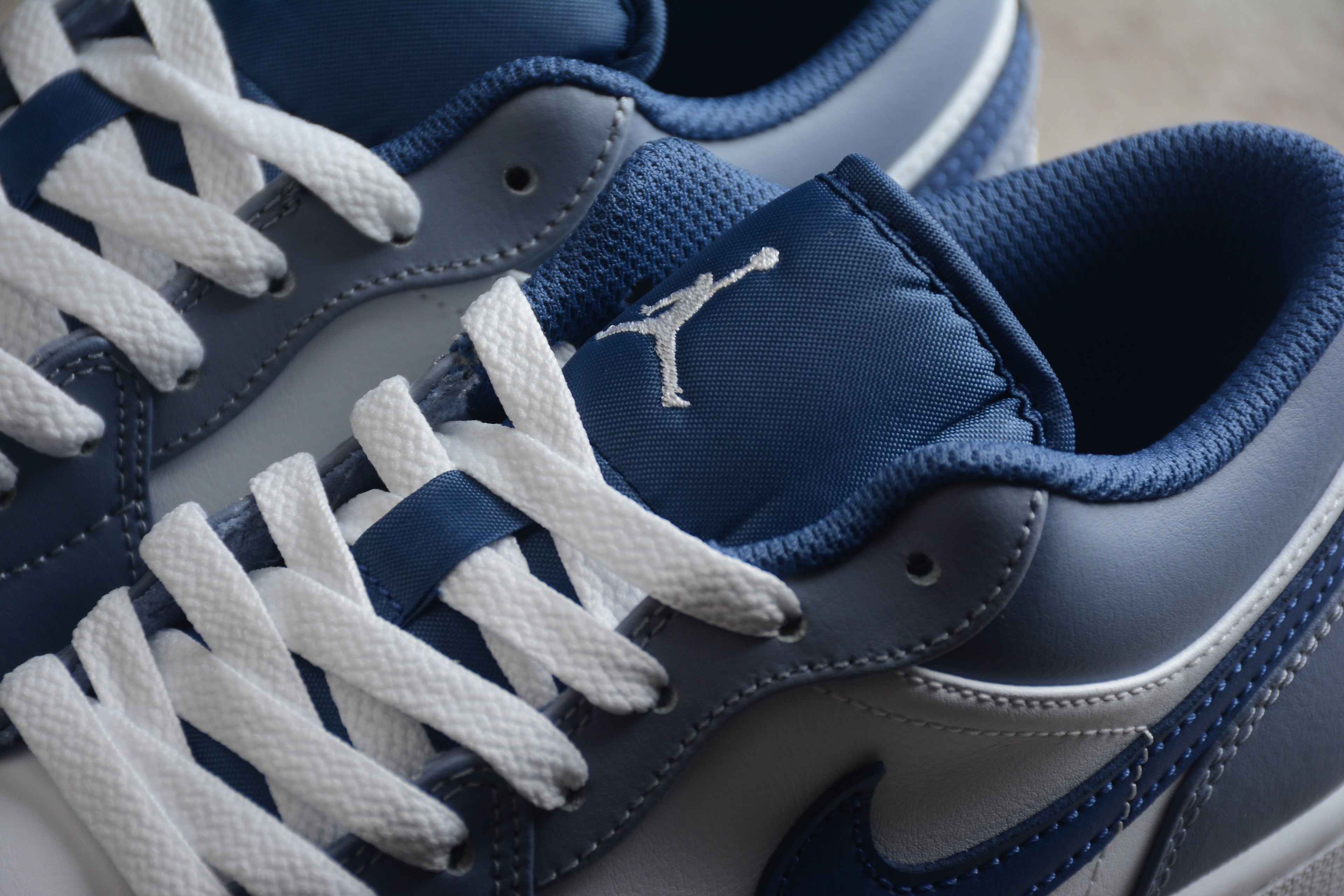 Jordan 1 Low – Azul Oscuro / Blanco