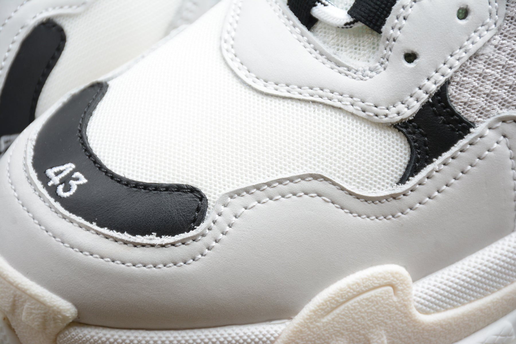 Balenciaga Triple S – Blanco / Gris