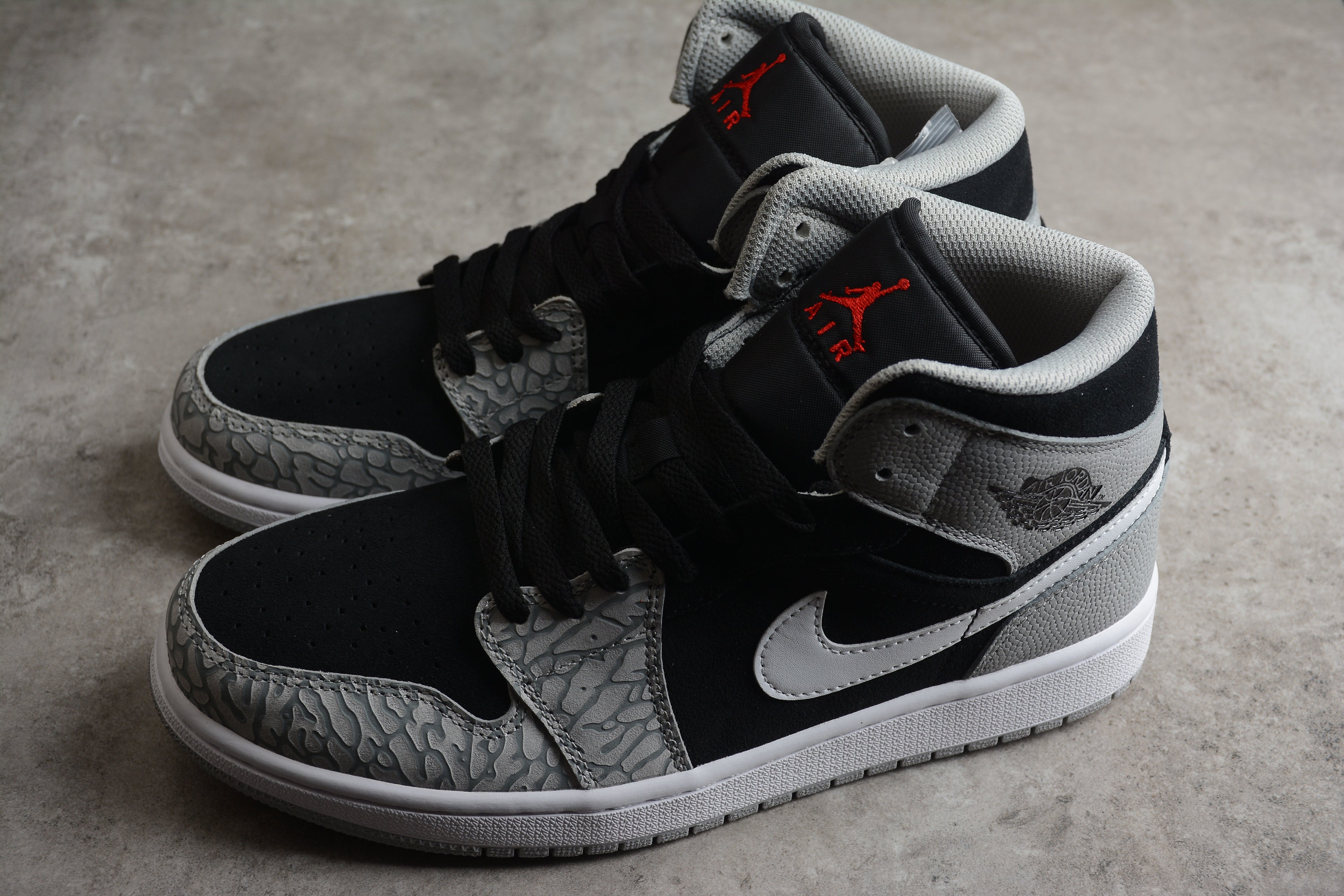 Air Jordan 1 Mid – Gris / Negro