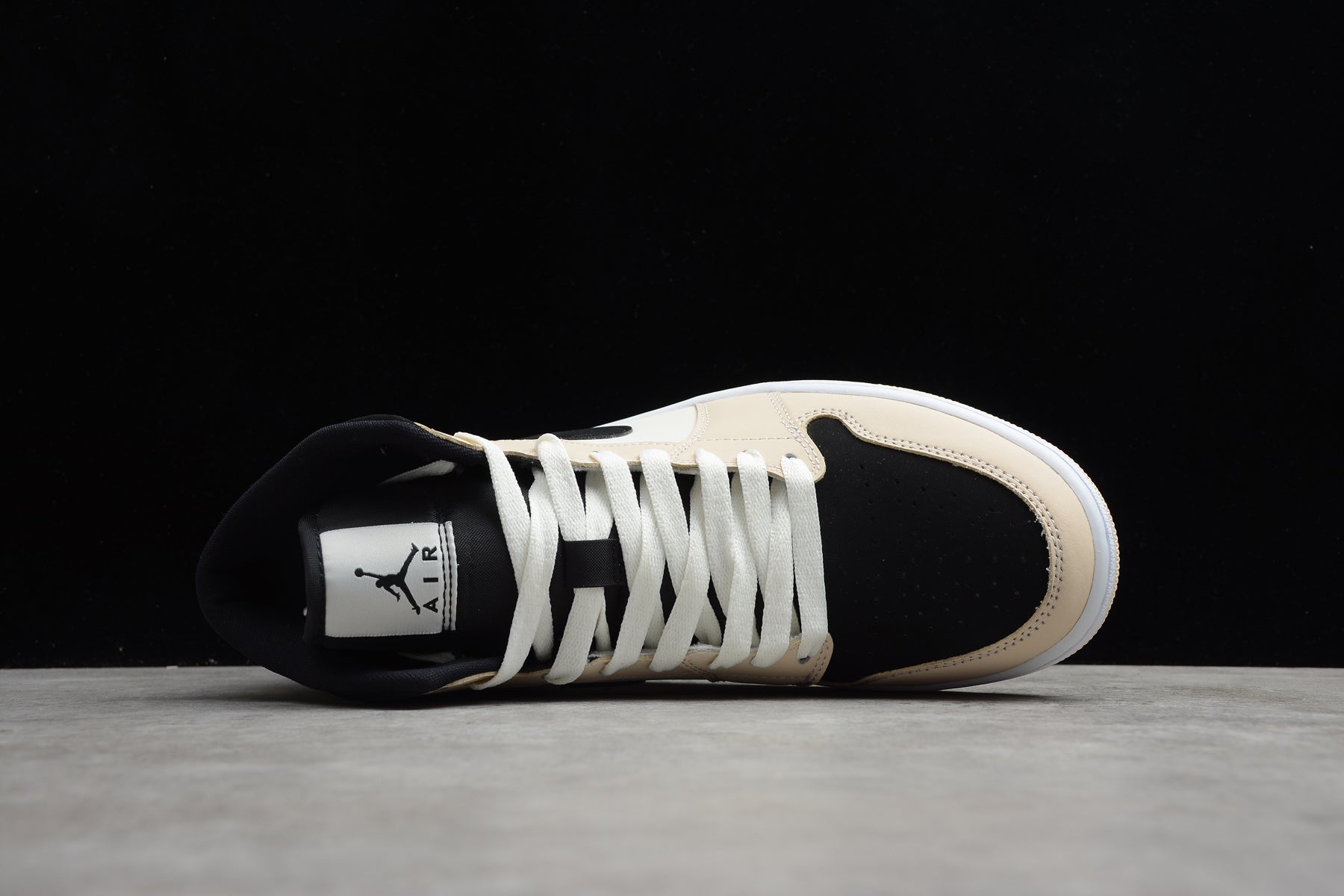 Air Jordan 1 Mid – Beige / Negro