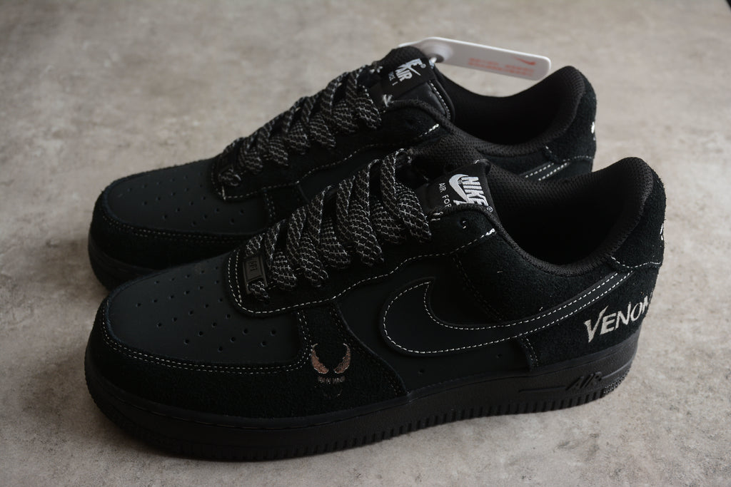 Air Force 1 Low – Negro con Detalles Blancos