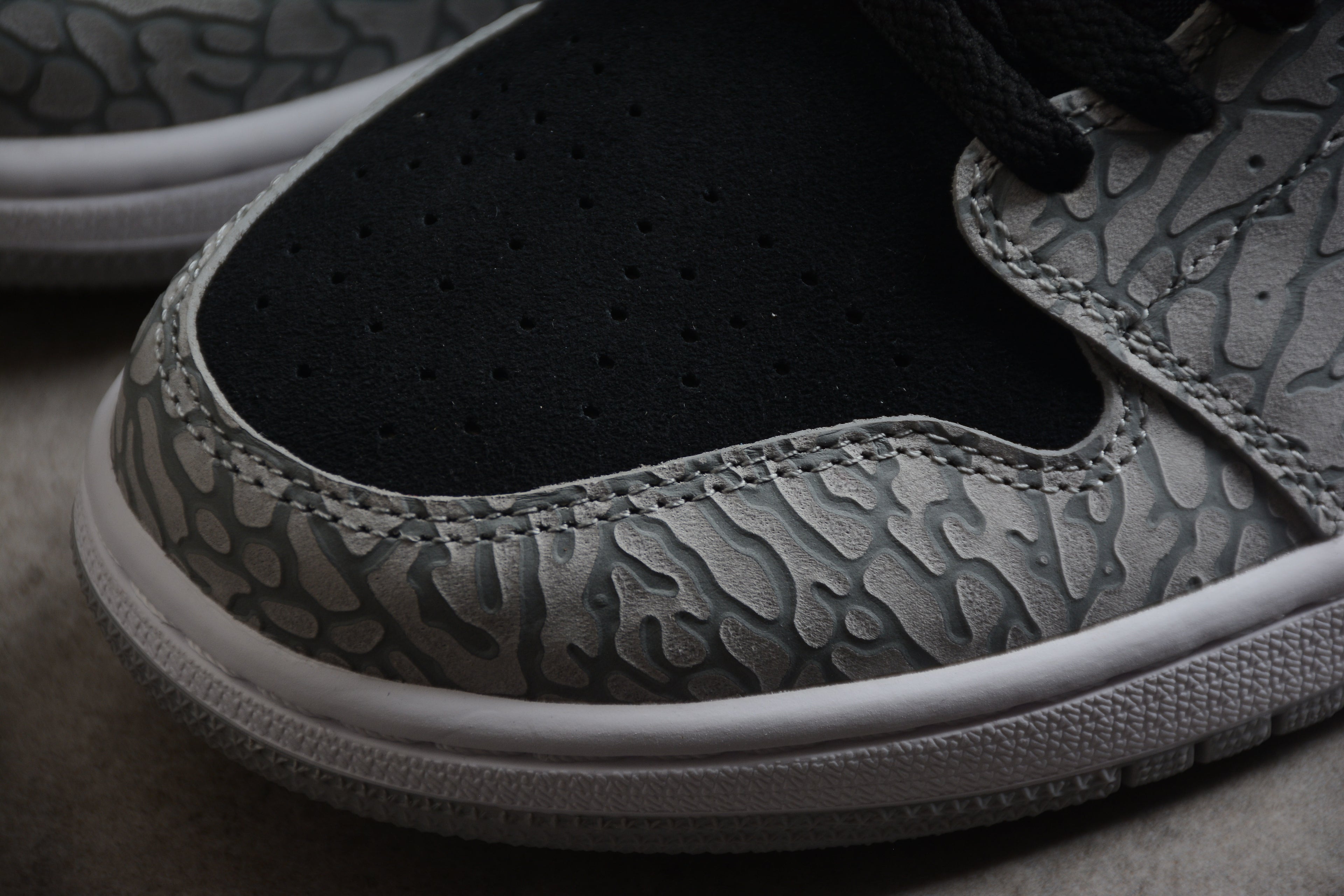 Air Jordan 1 Mid – Gris / Negro