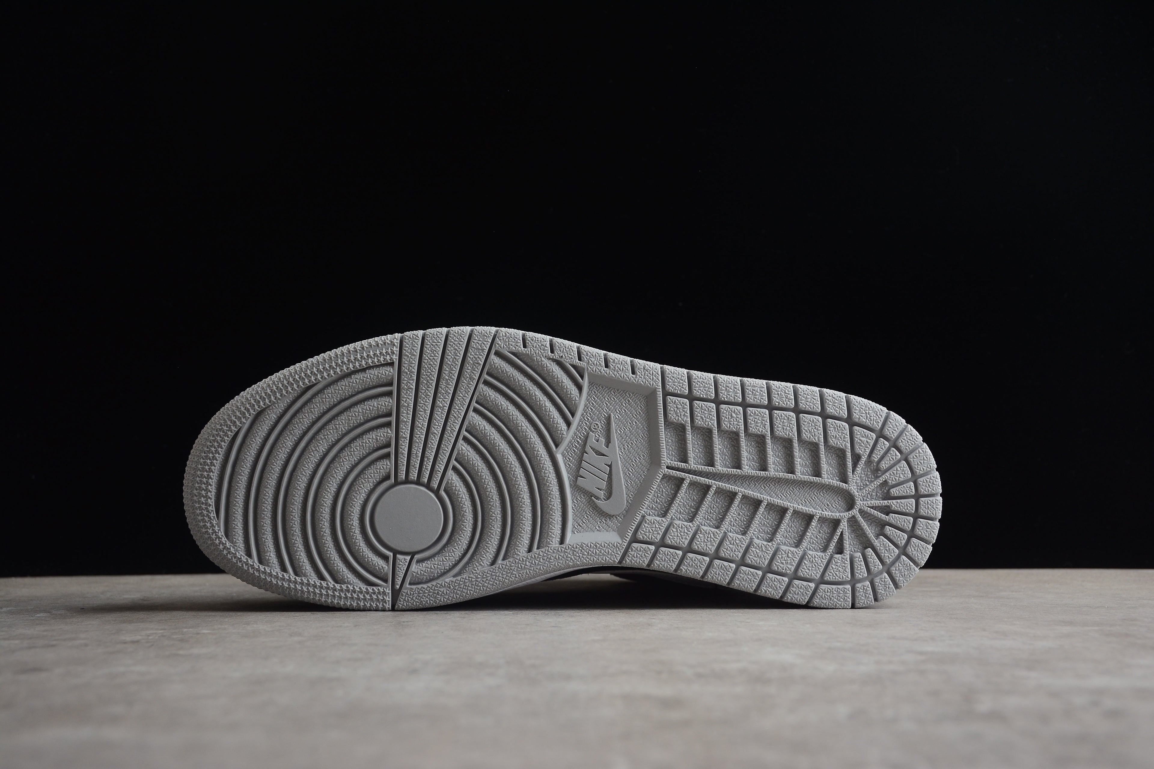 Air Jordan 1 Mid – Gris / Negro