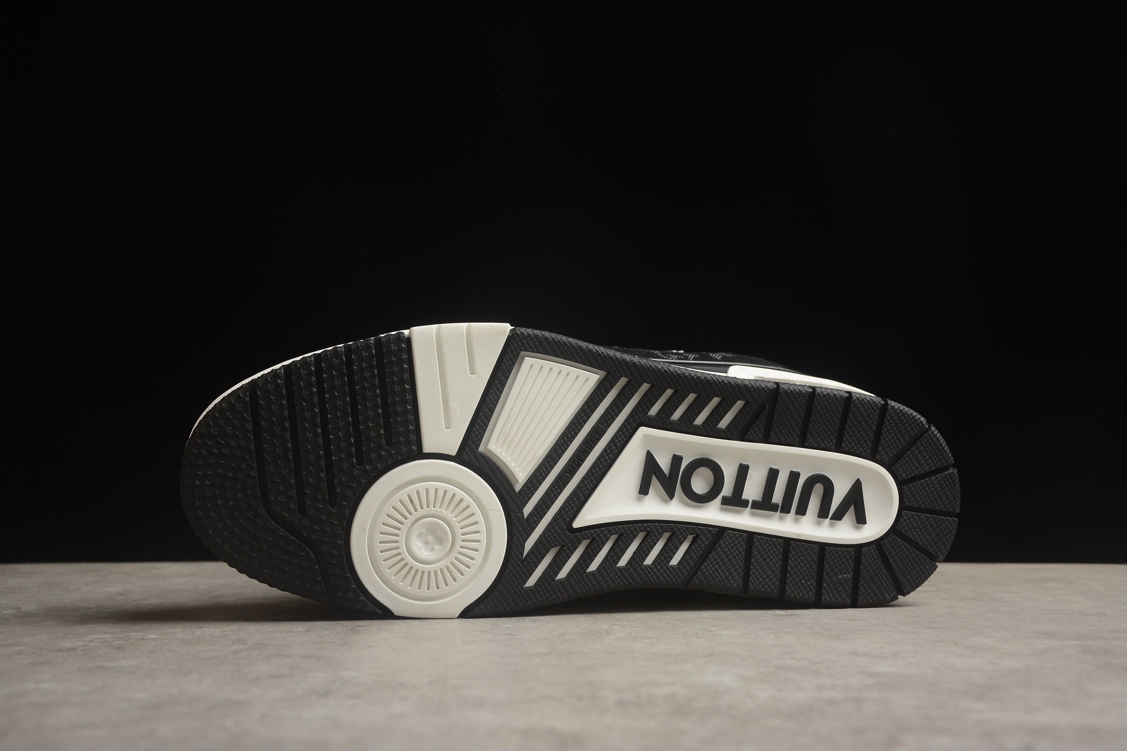 Louis Vuitton Trainer Low – Negro / Blanco
