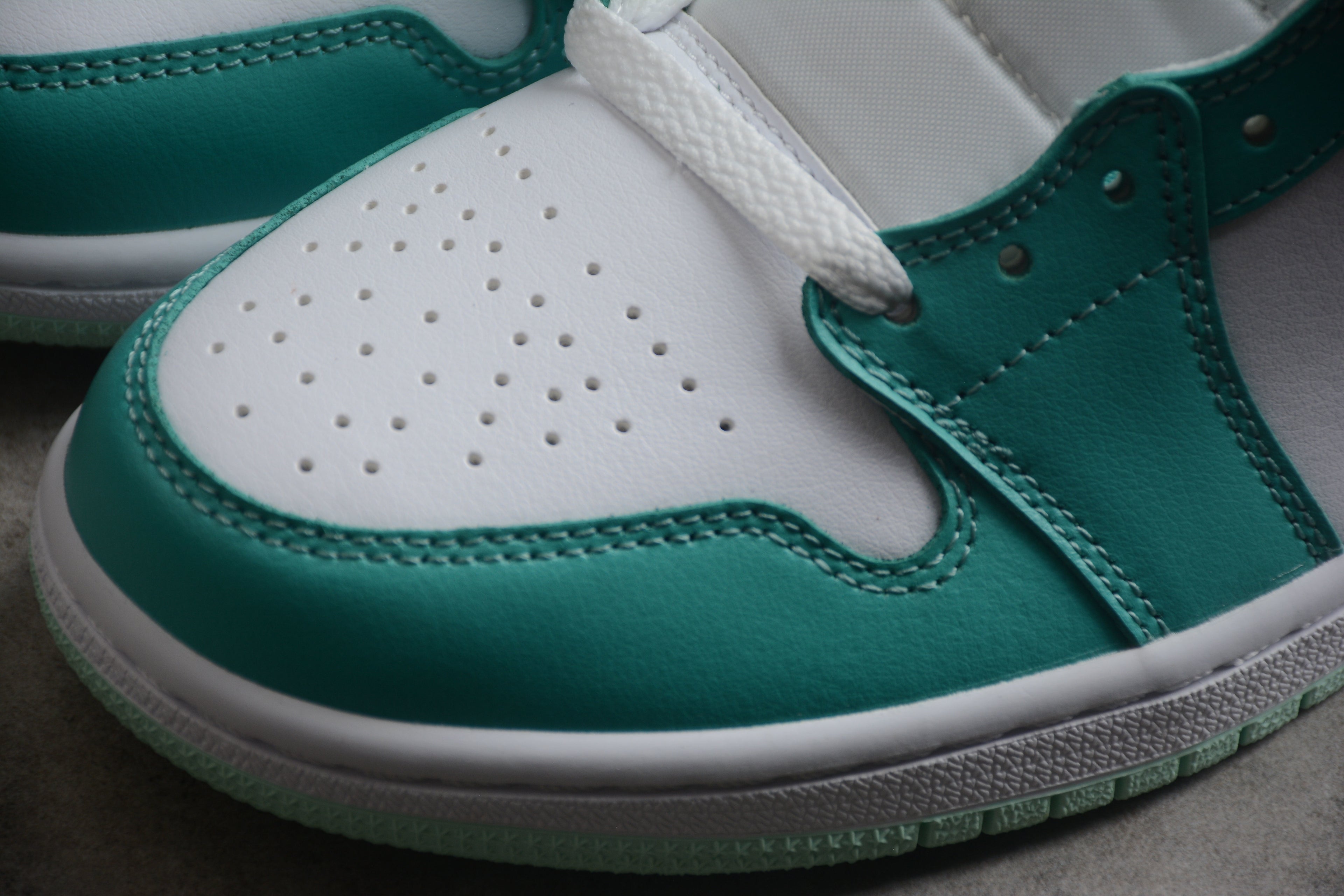 Air Jordan 1 Mid – Turquesa / Blanco