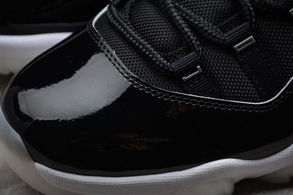 Air Jordan 11 – Negro / Blanco