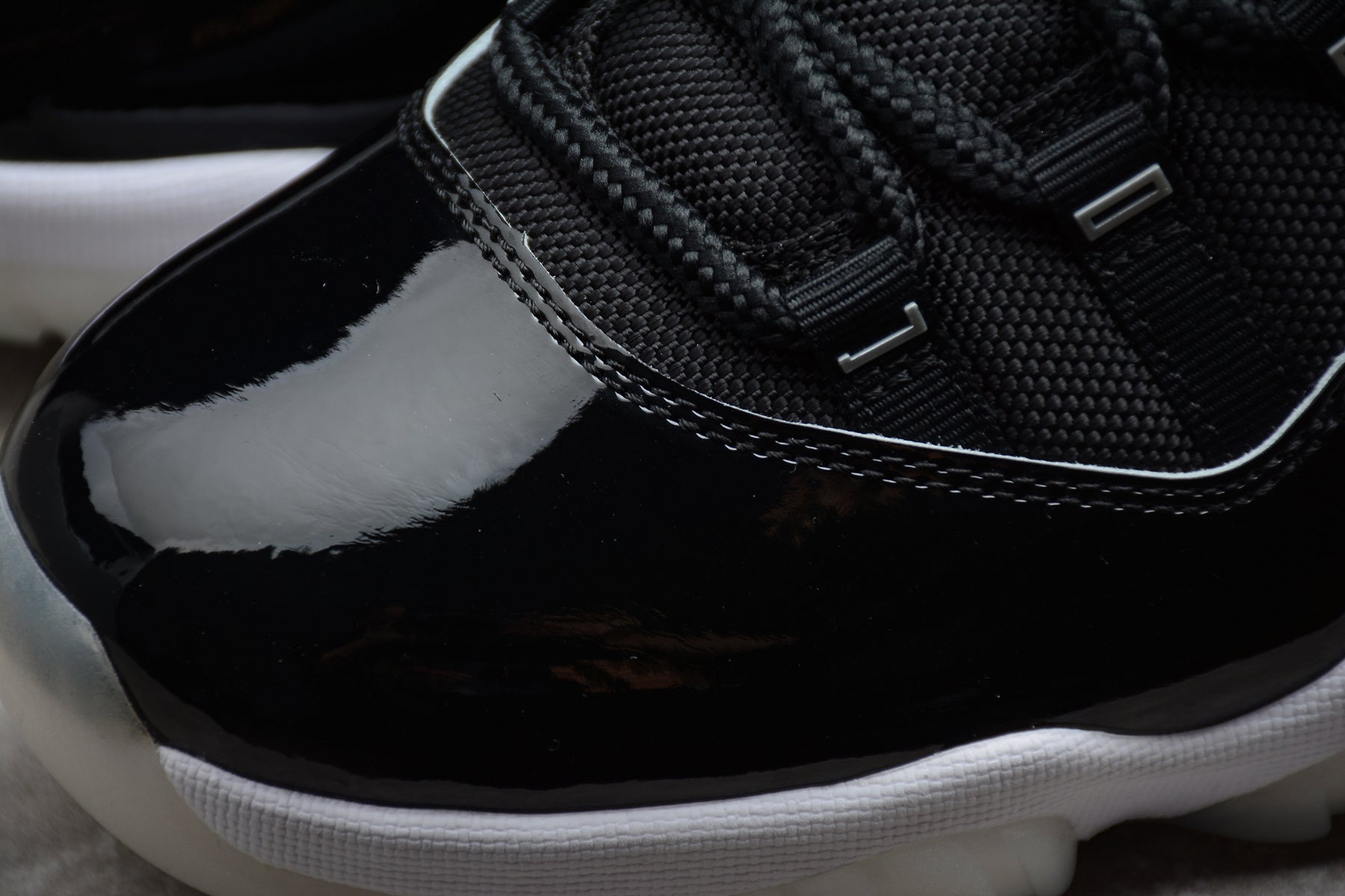 Air Jordan 11 – Negro / Blanco