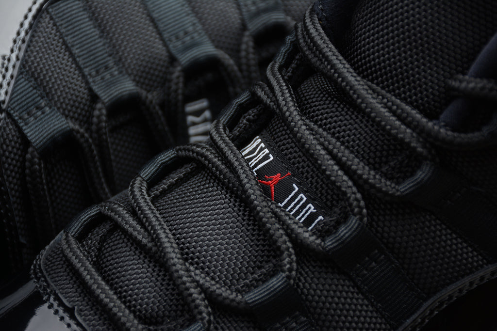 Air Jordan 11 – Negro / Rojo