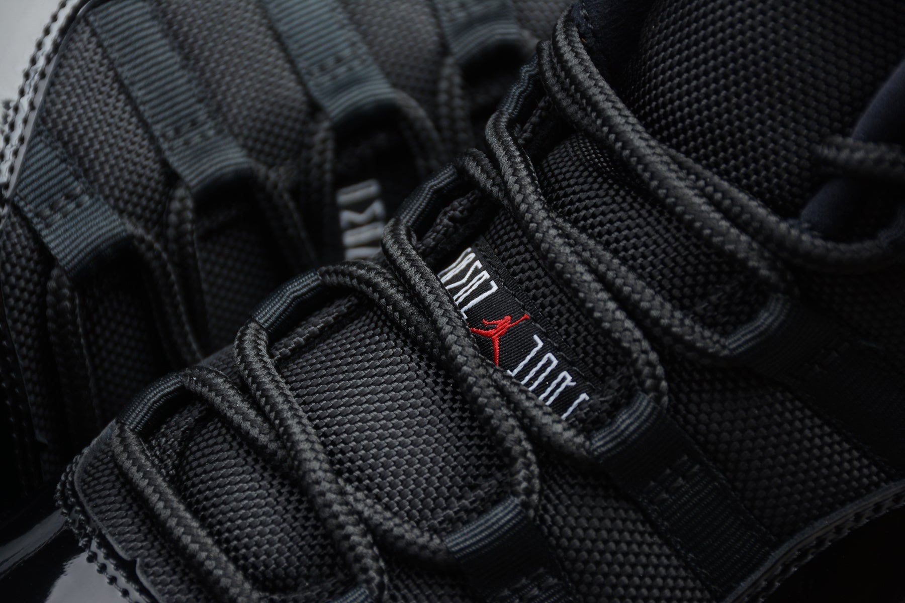 Air Jordan 11 – Negro / Rojo