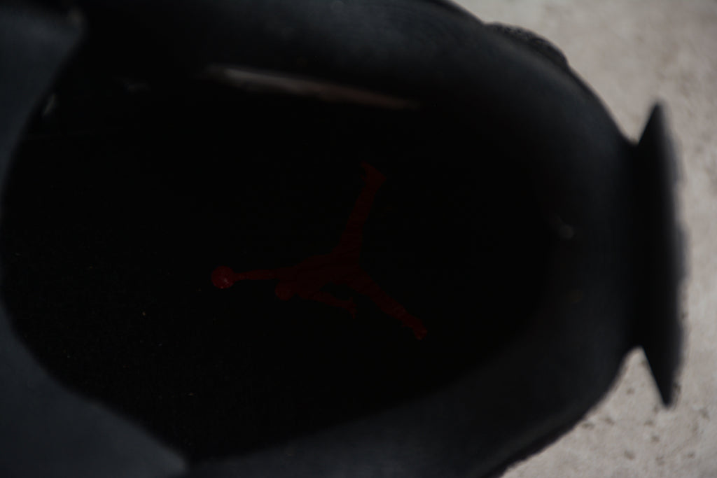 Air Jordan 4 – Negro / Gris
