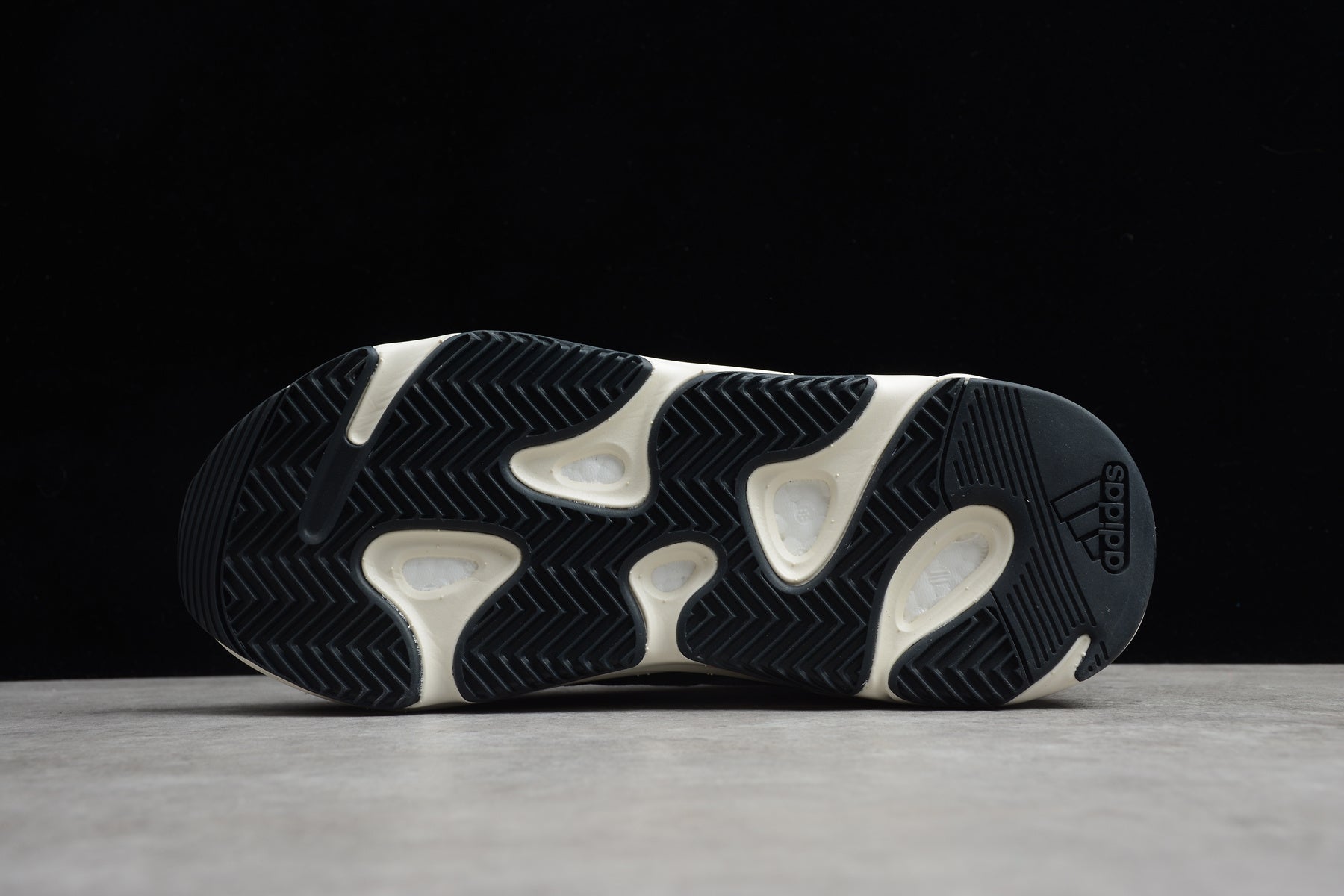 Adidas Yeezy 700 – Gris / Blanco