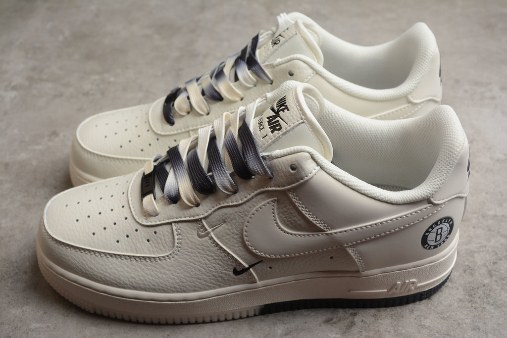 Nike Air Force 1 Low – Blanco / Negro