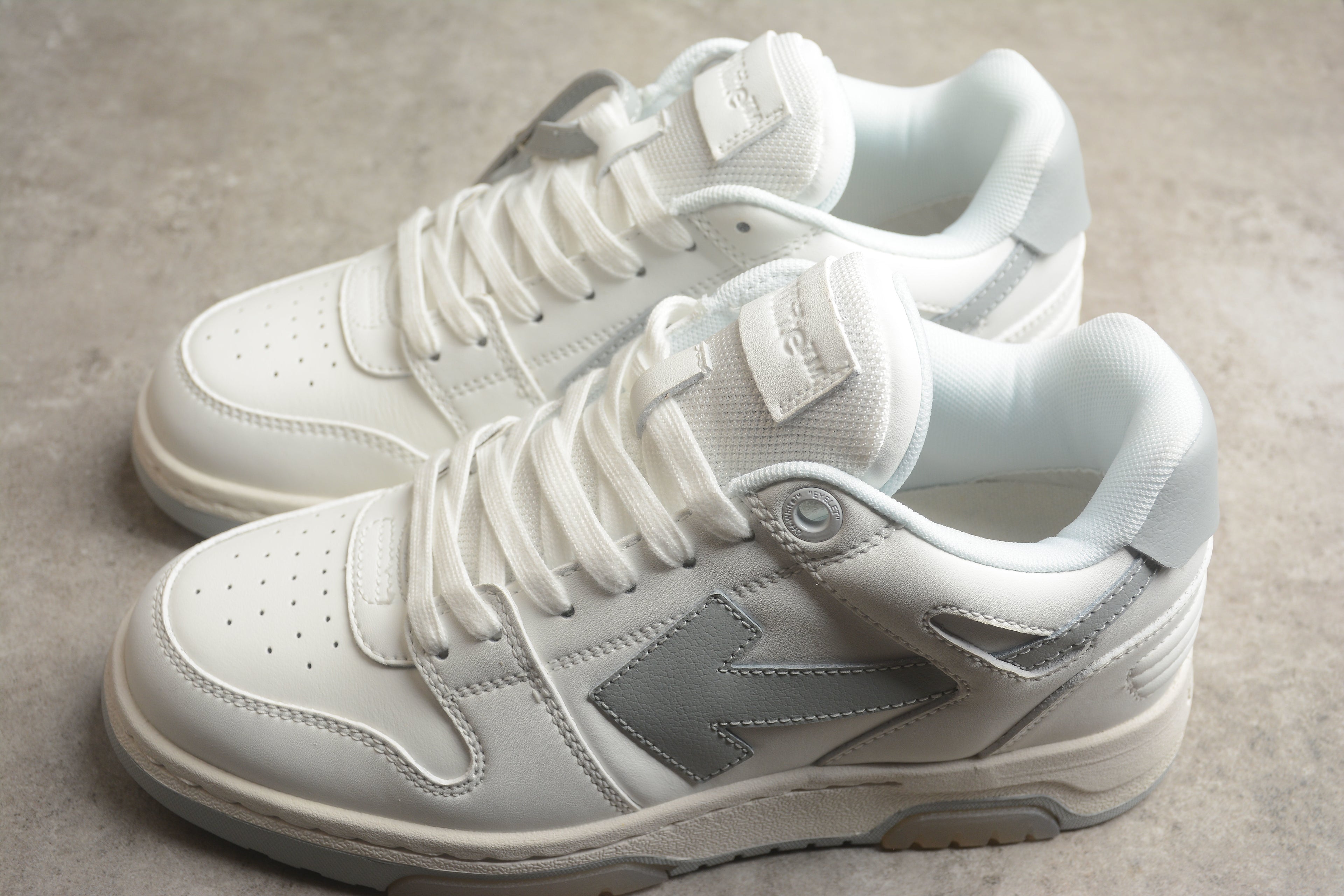 Off-White – Blanco / Gris