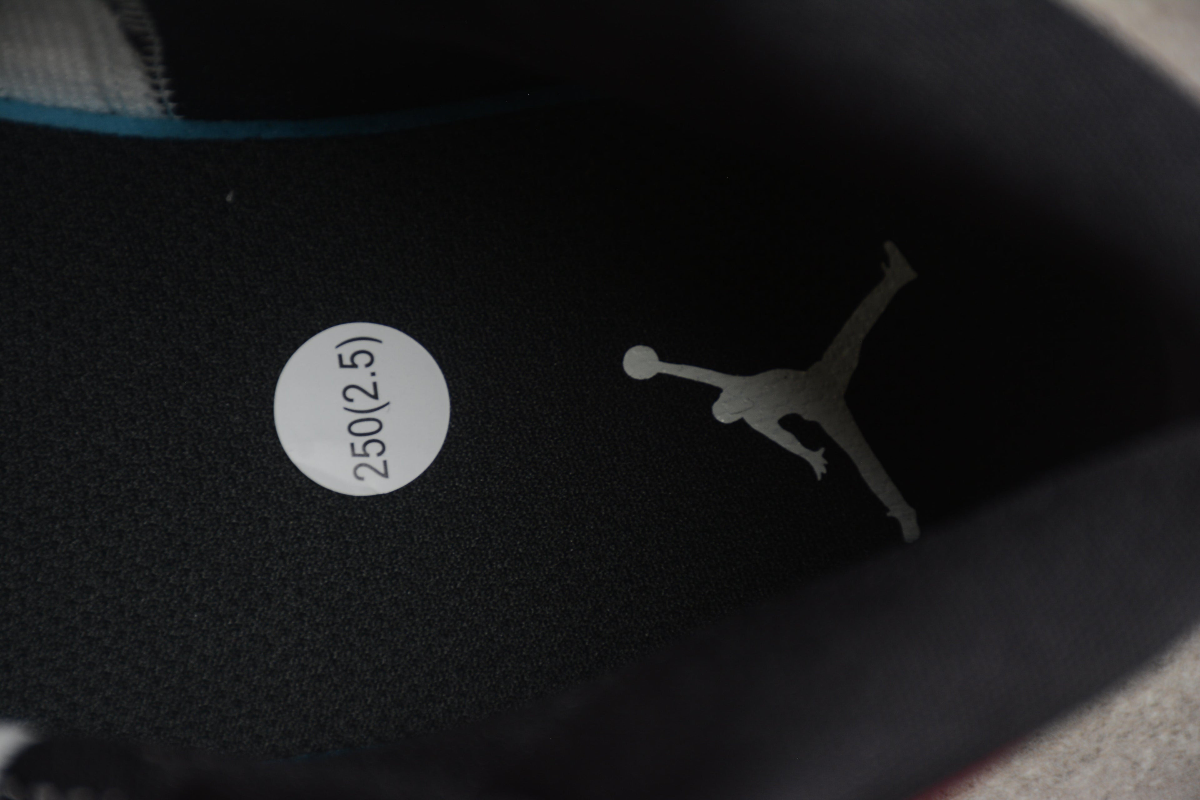 Air Jordan 1 Mid – Rojo / Blanco / Negro