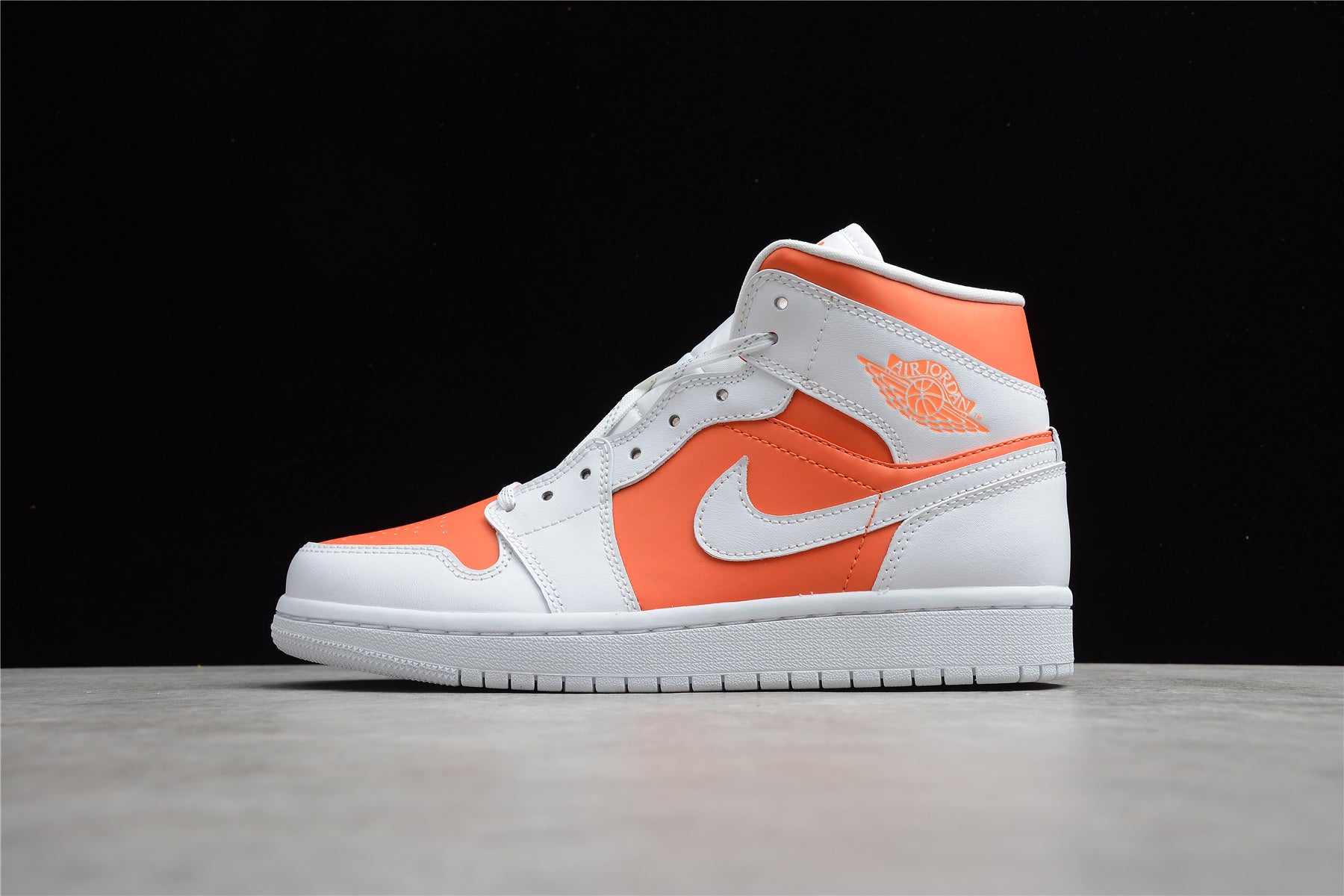 Air Jordan 1 Mid – Blanco / Naranja