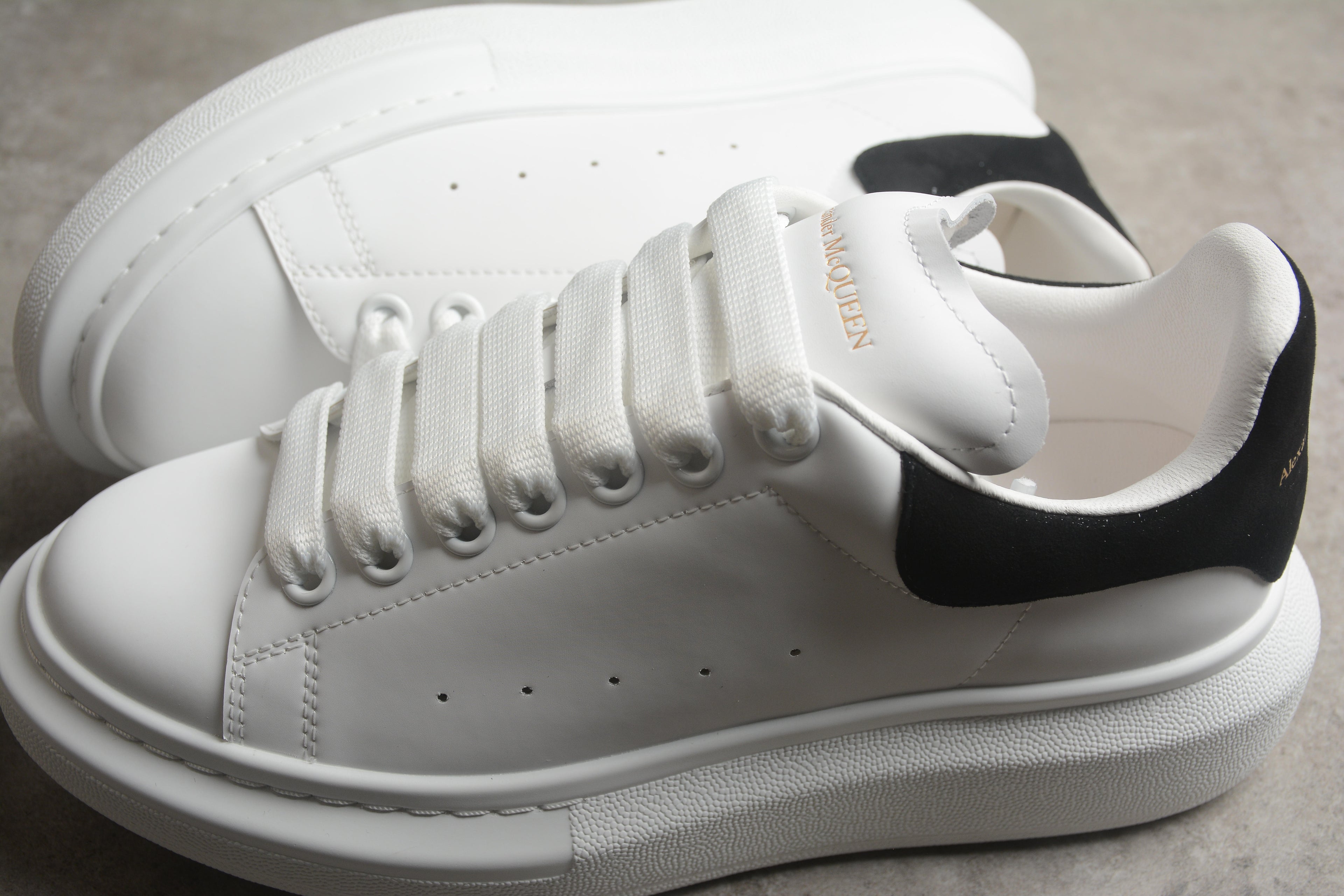 Alexander McQueen – Blanco / Negro