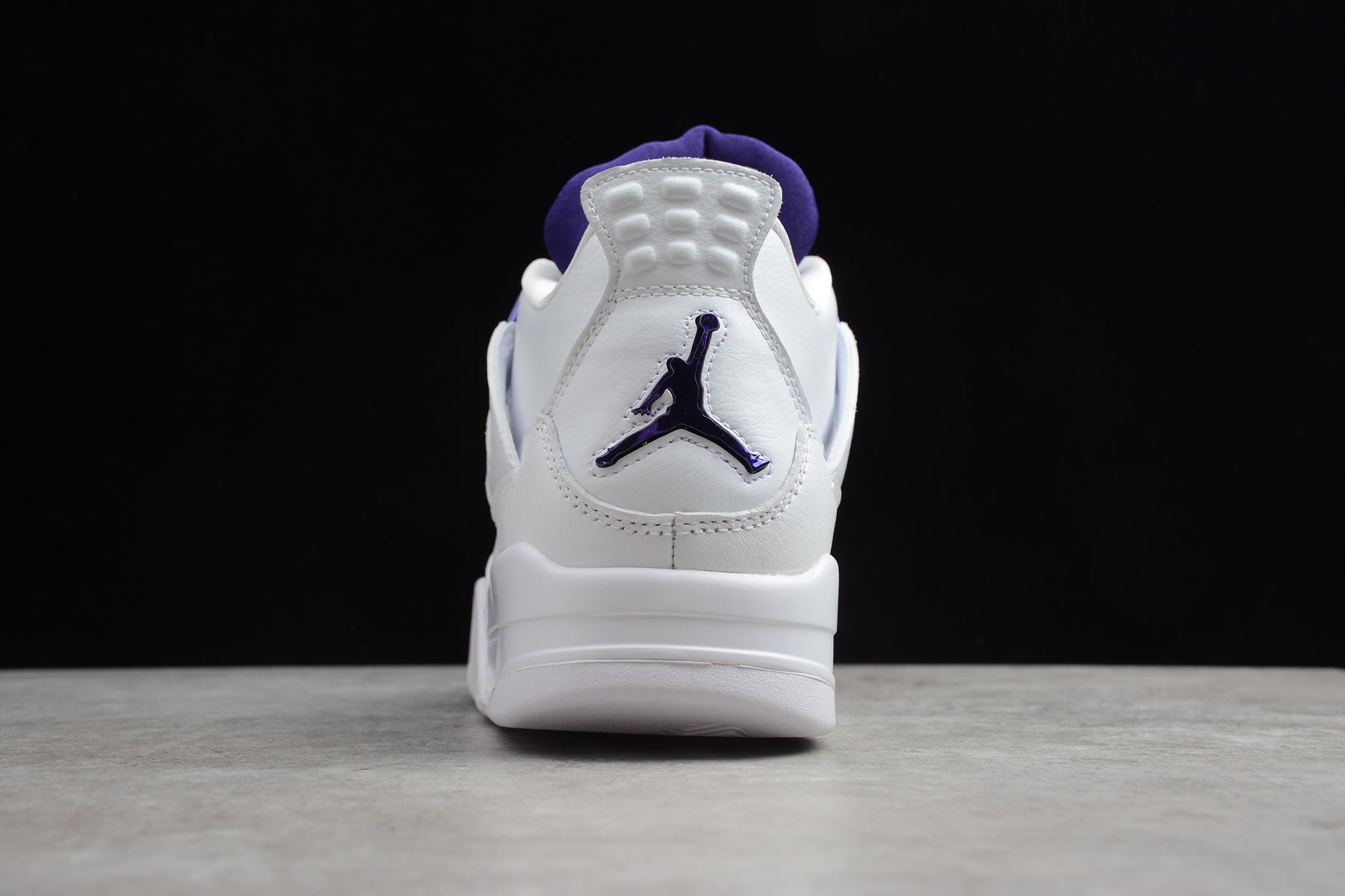 Air Jordan 4 – Blanco Chapas / Lila