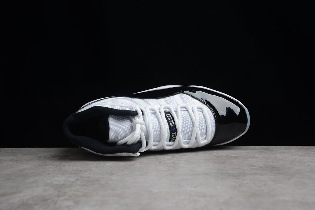 Air Jordan 11 – Blanco / Negro