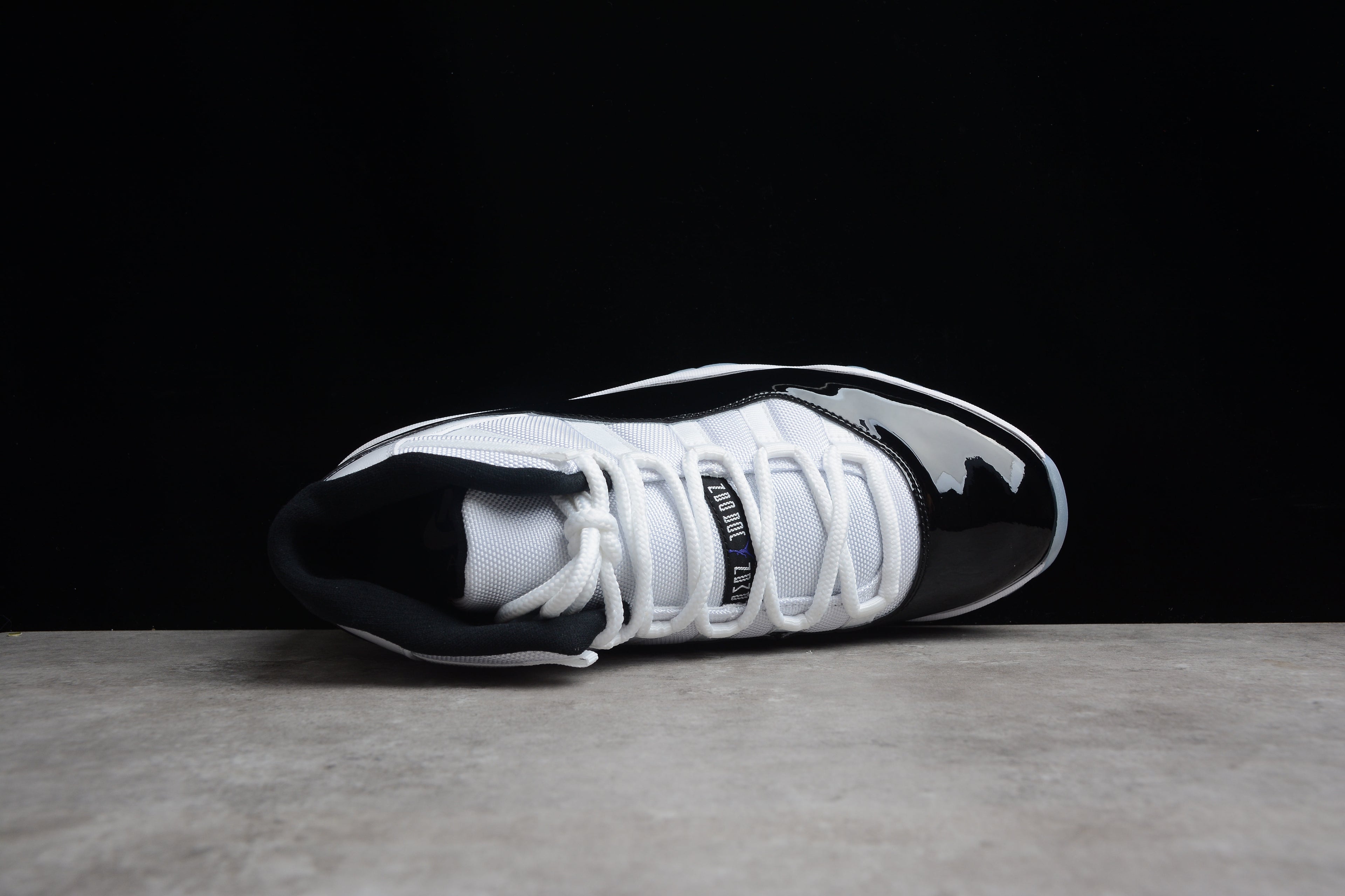 Air Jordan 11 – Blanco / Negro