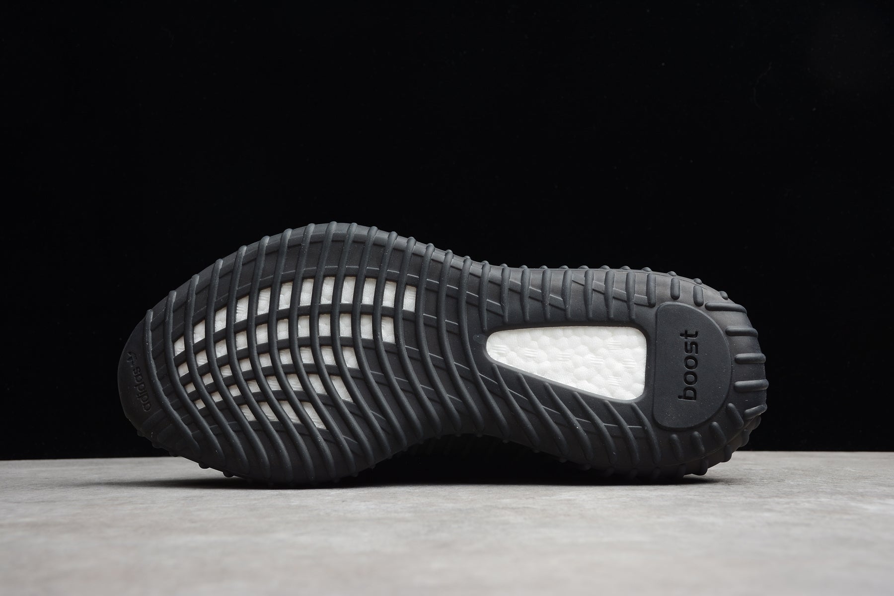 Adidas Yeezy 350 – Negro / Blanco
