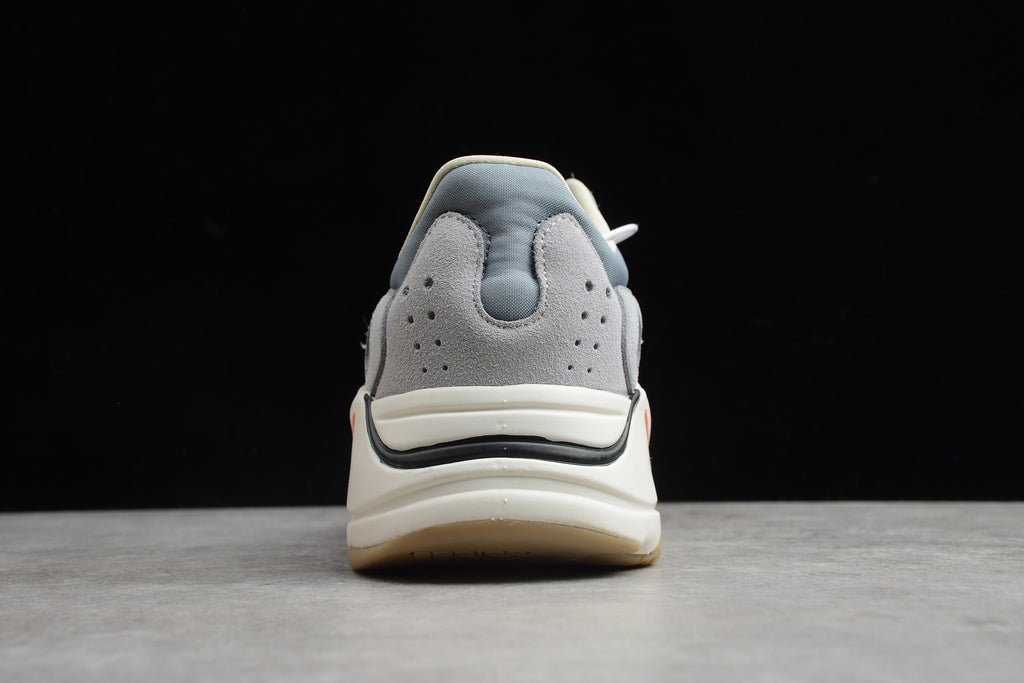 Adidas Yeezy 700 – Gris / Blanco