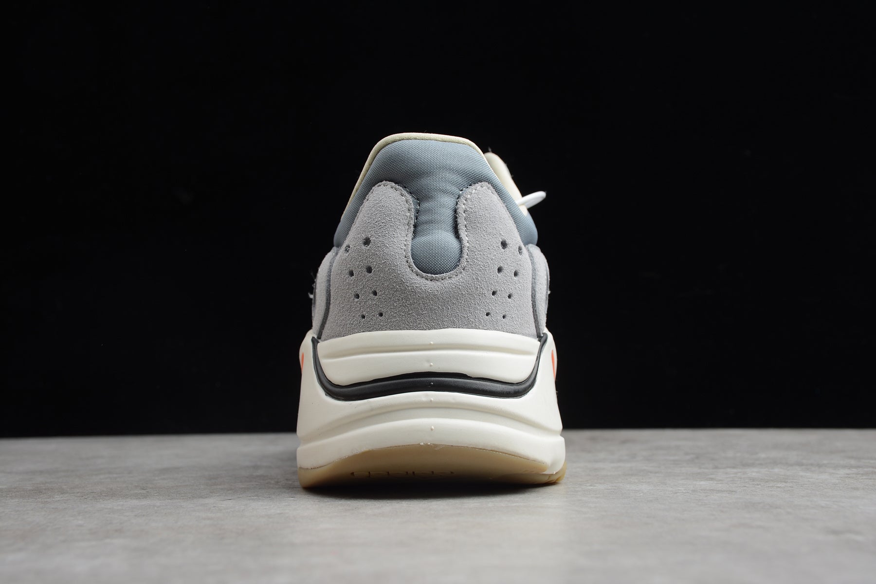 Adidas Yeezy 700 – Gris / Blanco