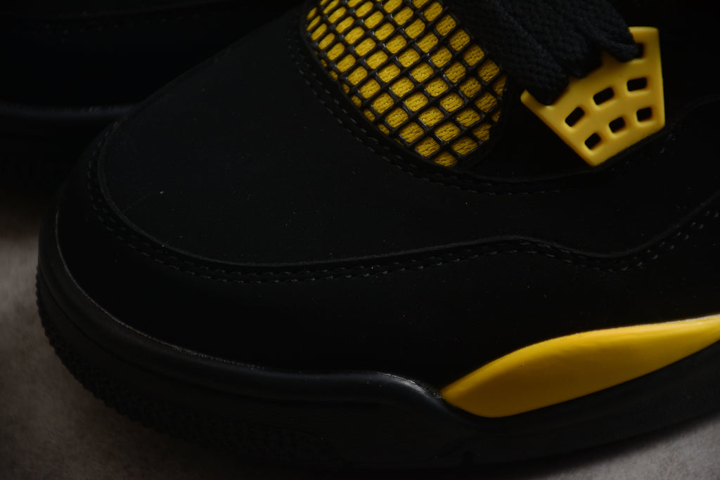 Air Jordan 4 – Negro / Amarillo
