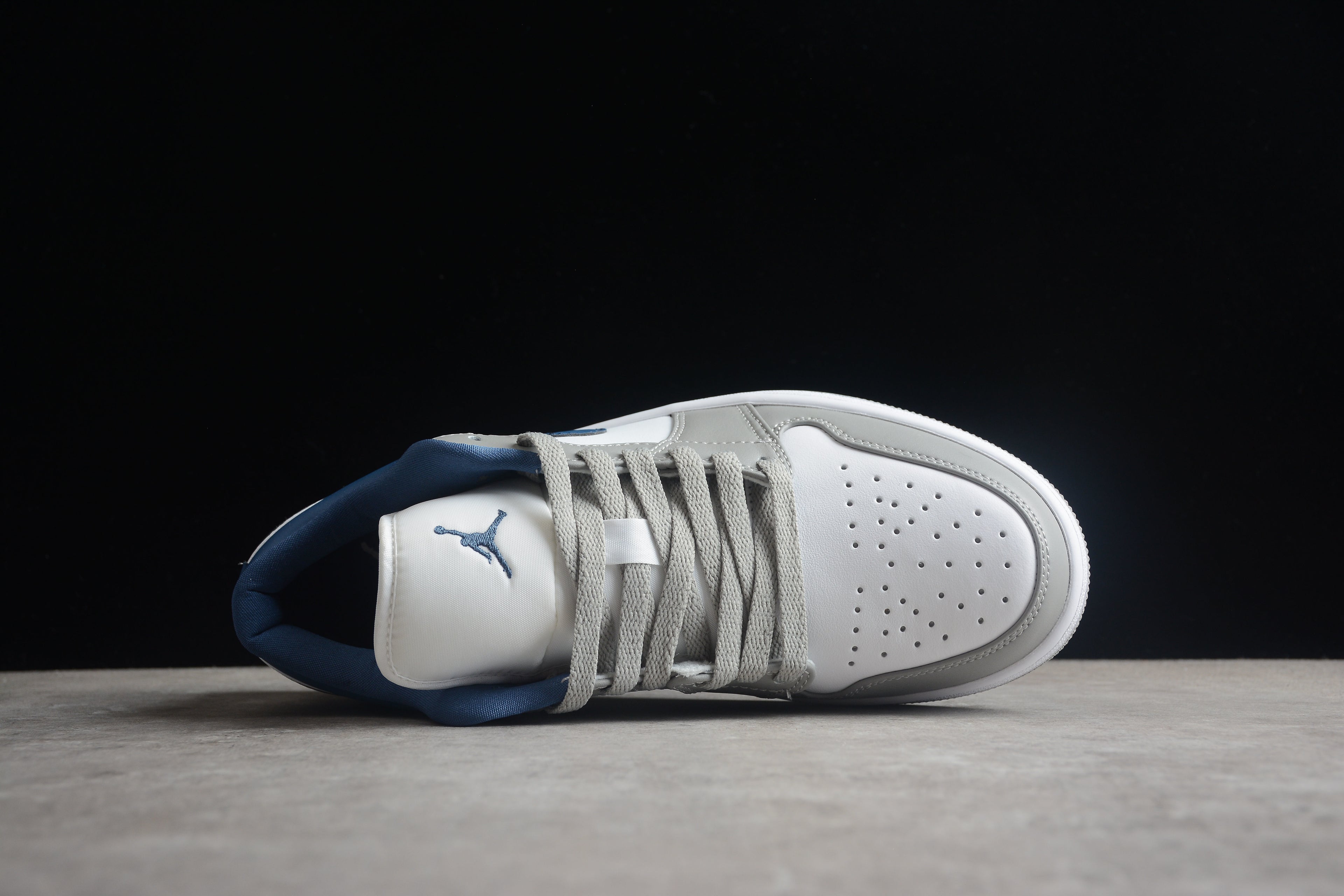 Jordan 1 Low – Gris / Azul / Blanco