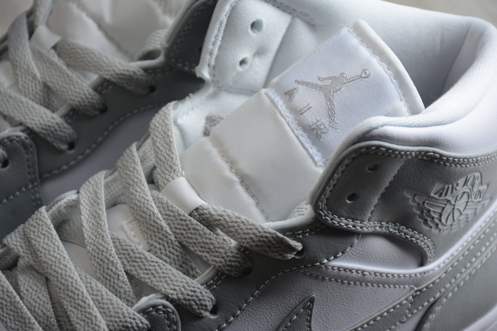 Air Jordan 1 Mid – Gris / Blanco