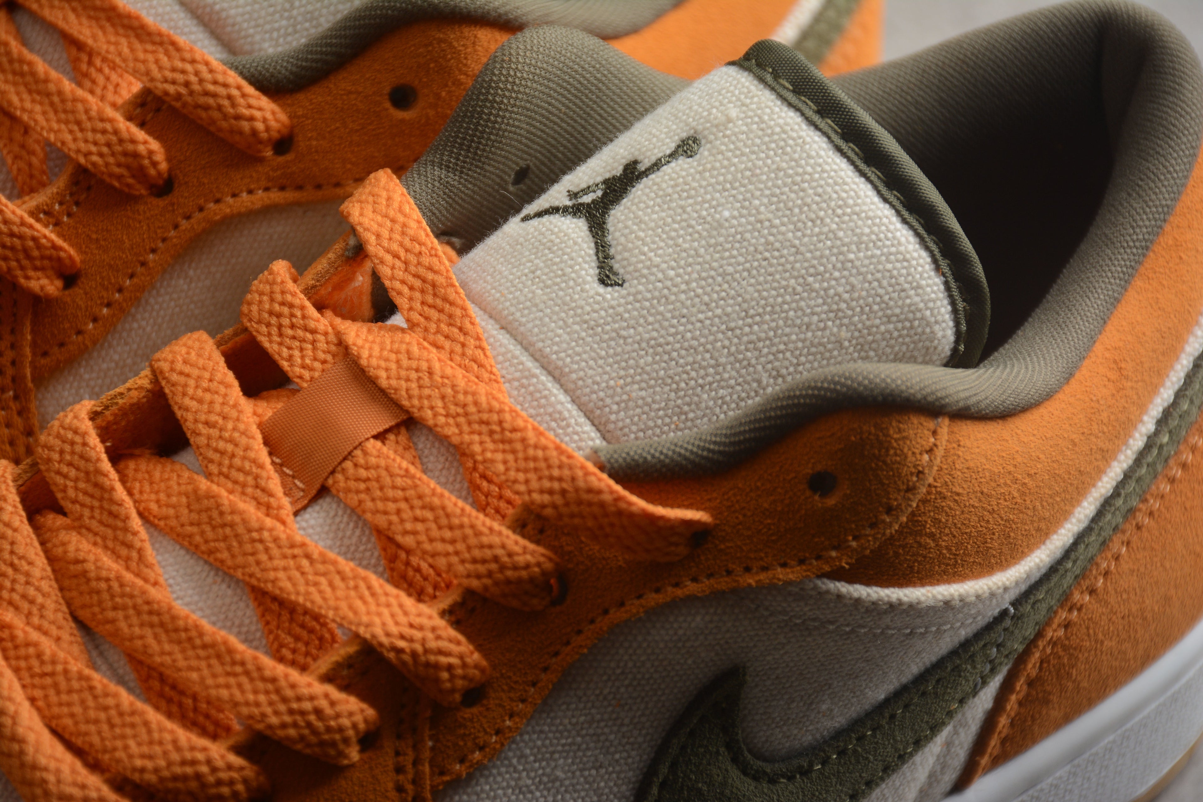 Jordan 1 Low – Amarillo / Beige