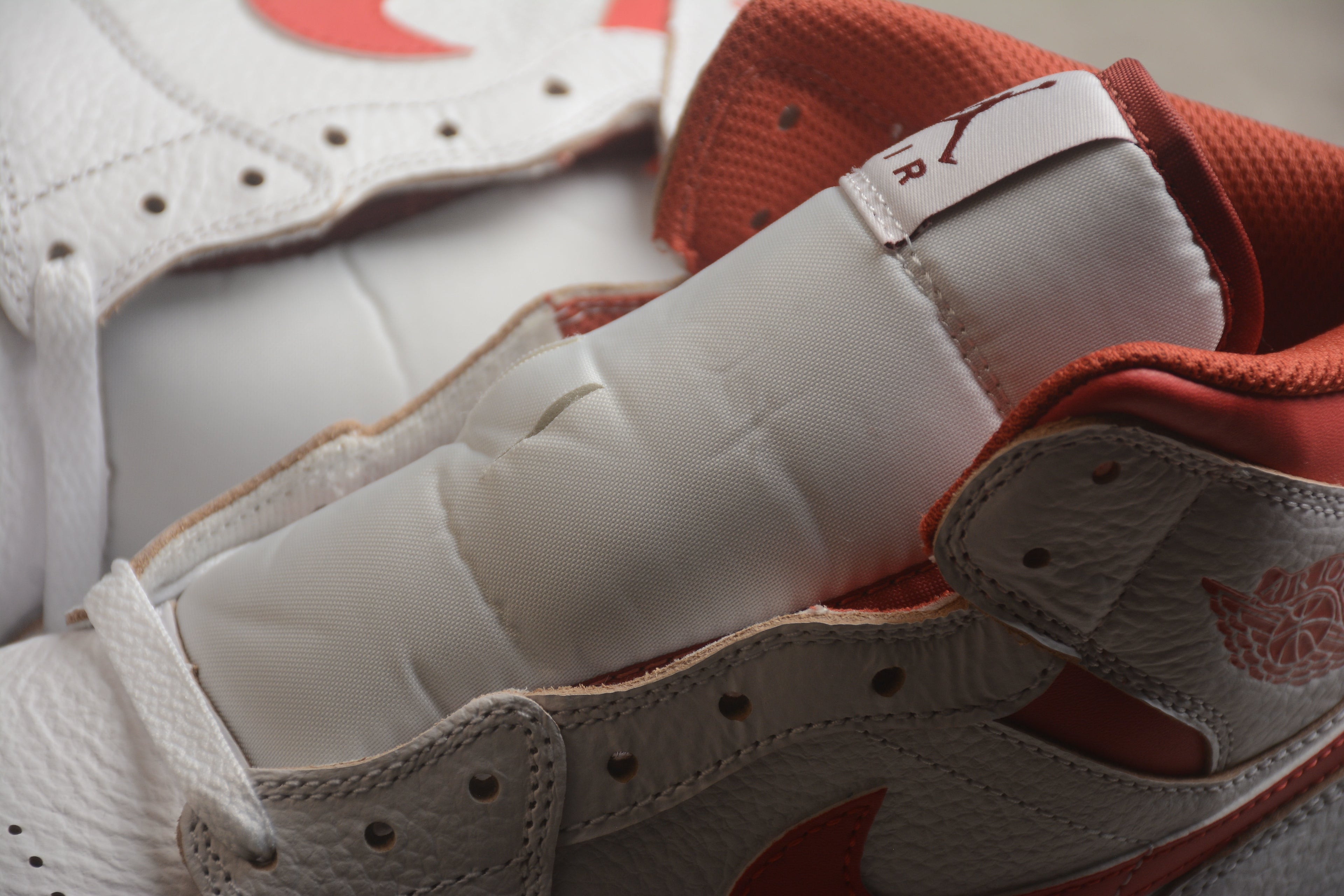 Air Jordan 1 Mid – Blanco / Rojo