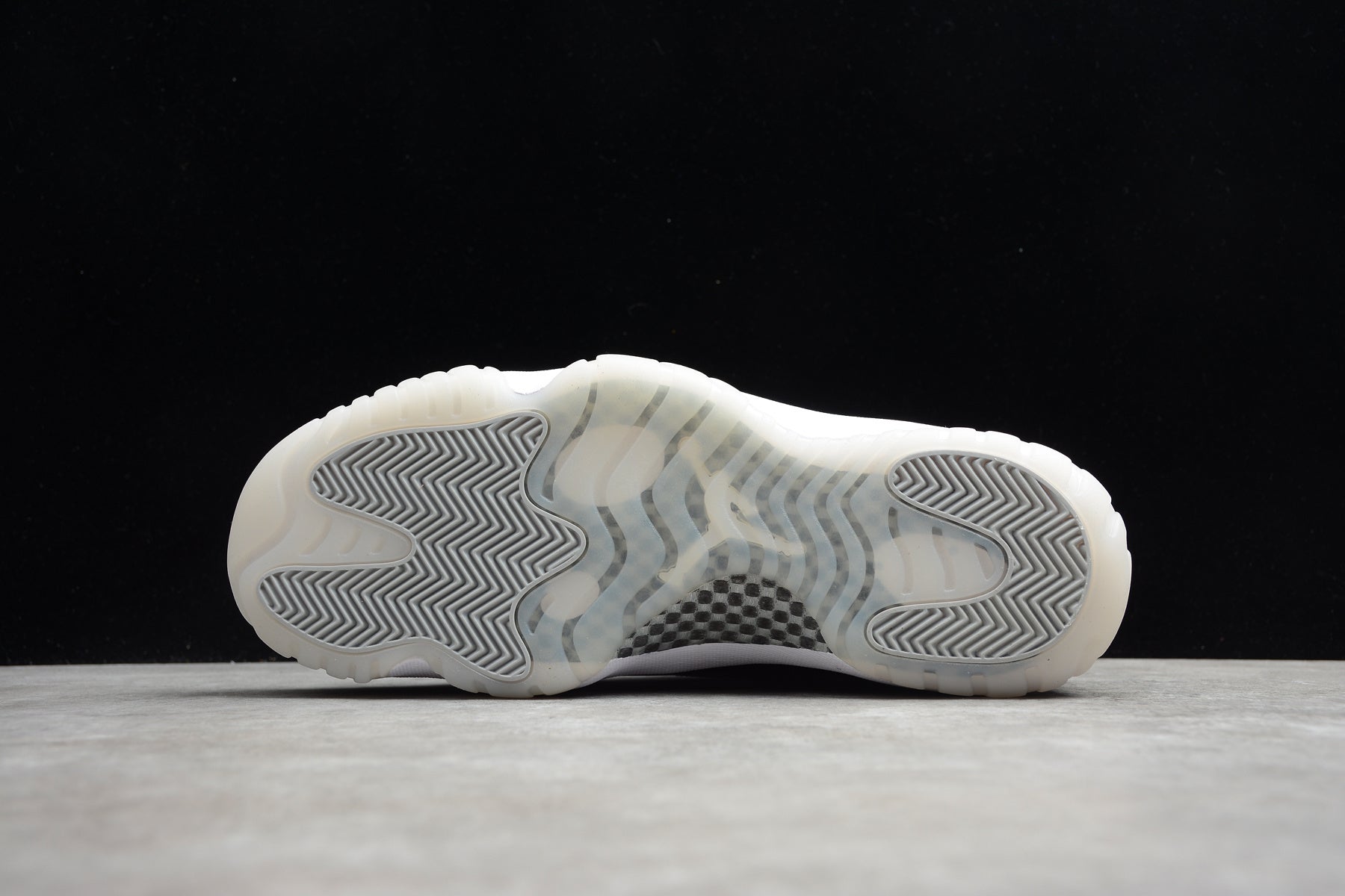 Air Jordan 11 – Negro / Blanco