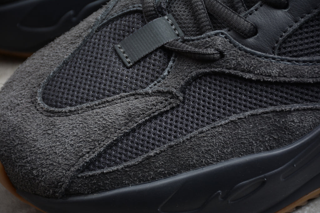 Adidas Yeezy 700 – Gris Oscuro