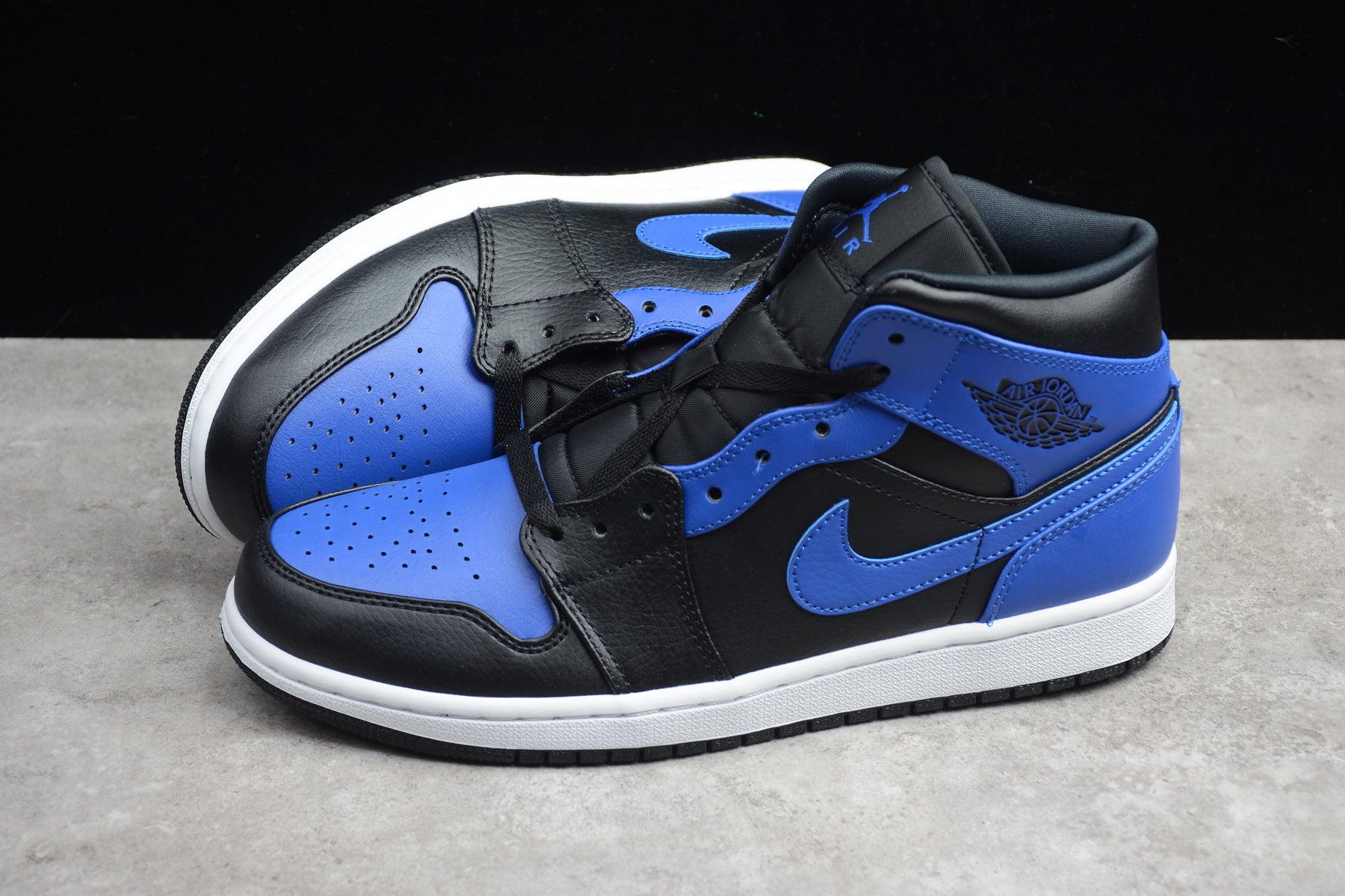Air Jordan 1 Mid – Negro / Azul Oscuro