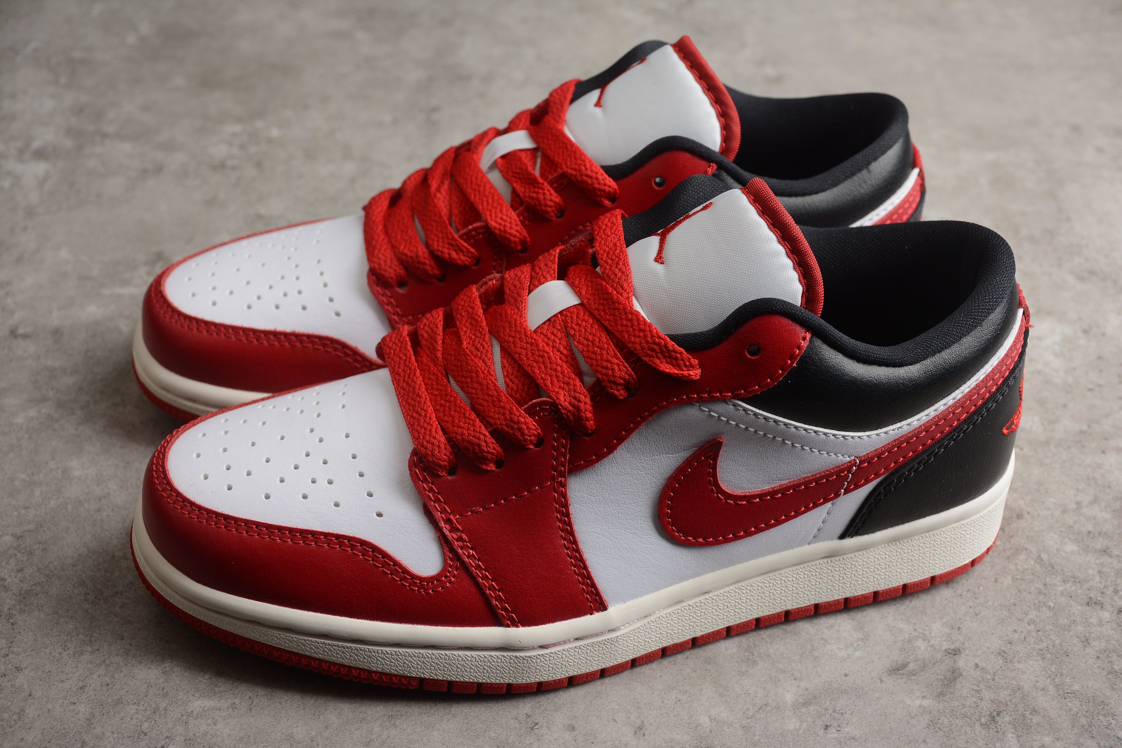 Jordan 1 Low – Rojo / Blanco / Negro