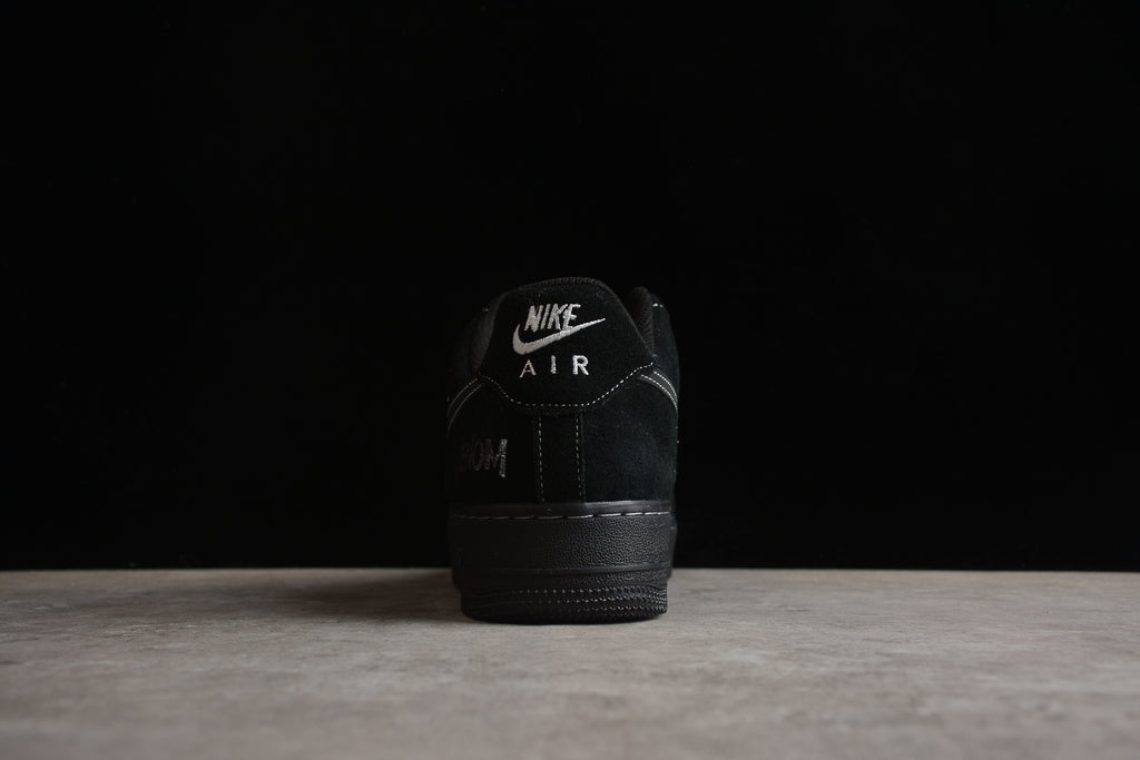 Air Force 1 Low – Negro con Detalles Blancos