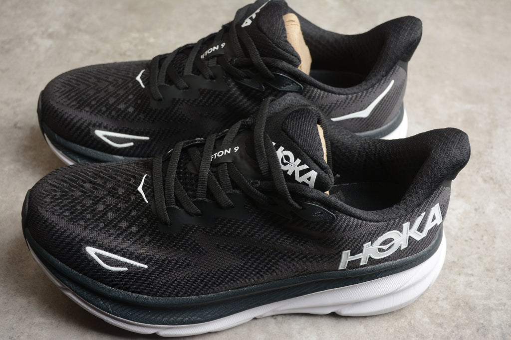 Hoka Clifton 9 – Negro / Blanco