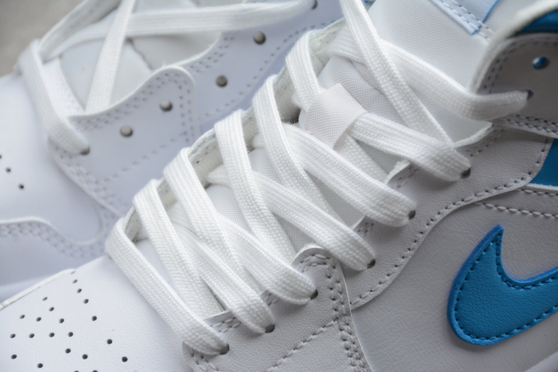 Air Jordan 1 Mid – Blanco / Azul Claro